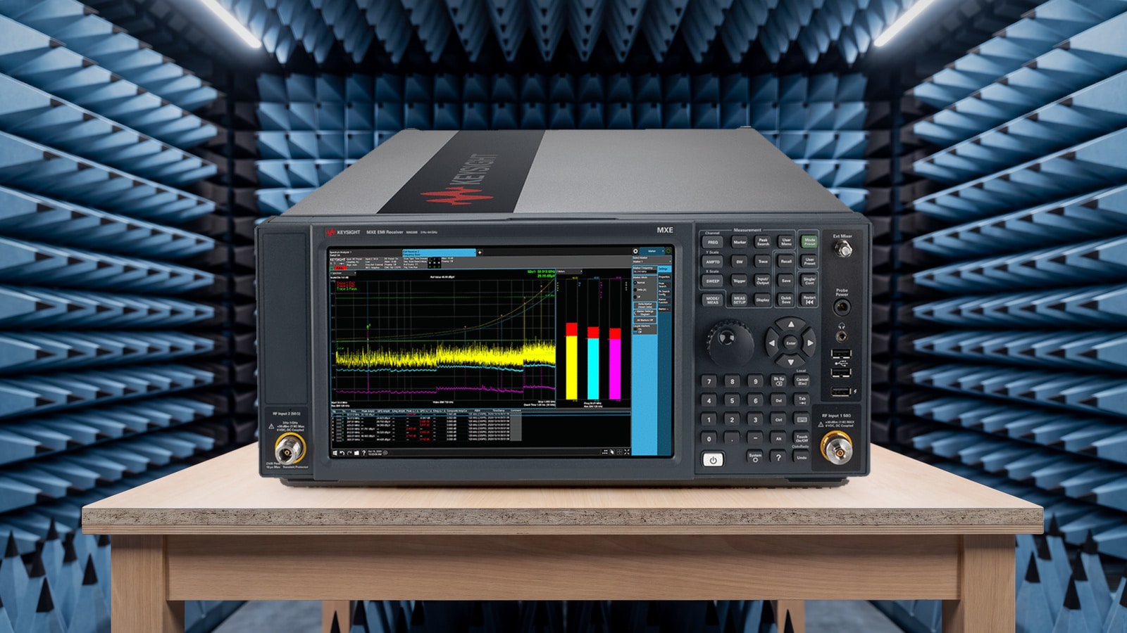 Máy thu đo EMI Keysight N9038B trong phòng đo EMC bán khử dội, trên bàn gỗ không kim loại