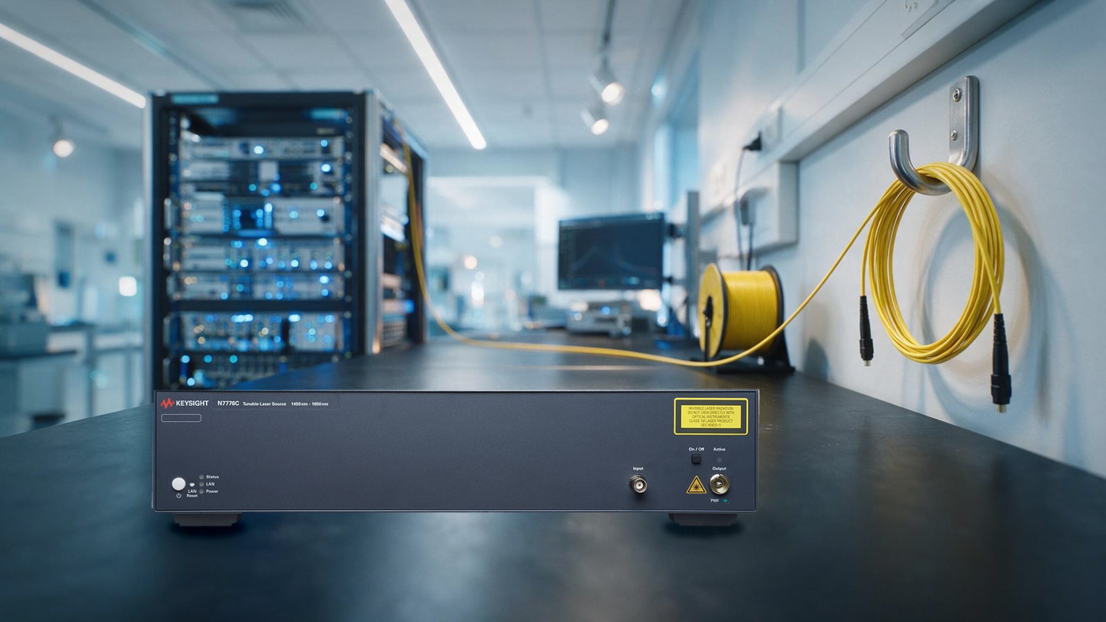 Nguồn laser điều chỉnh bước sóng Keysight N7776C trên bàn đo phòng thí nghiệm quang tử