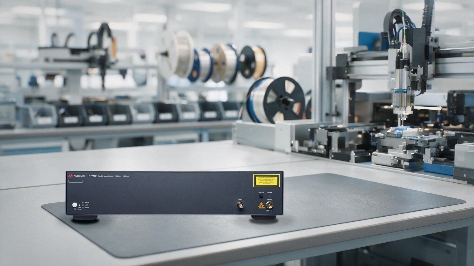 Nguồn laser điều chỉnh bước sóng Keysight trên trạm đo module quang trong nhà máy điện tử