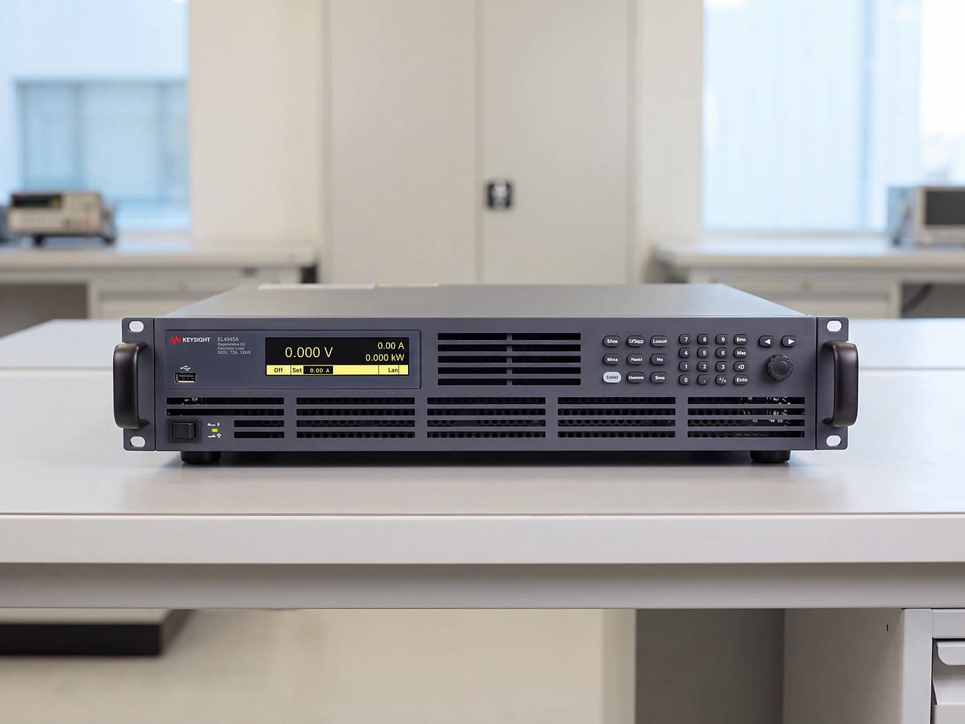 Tải điện tử DC tái sinh Keysight EL4945A 12 kW thân 2U trên bàn thử nghiệm điện tử công suất