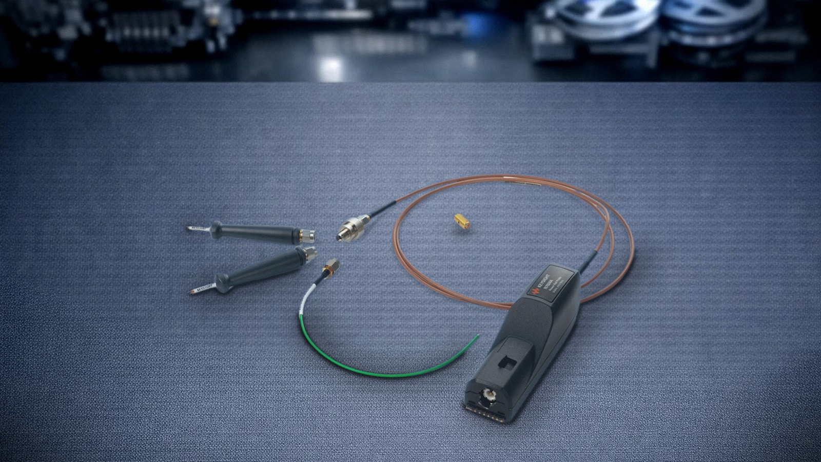 Bộ đầu dò power rail Keysight trên thảm ESD tại một trạm đo trong nhà máy điện tử