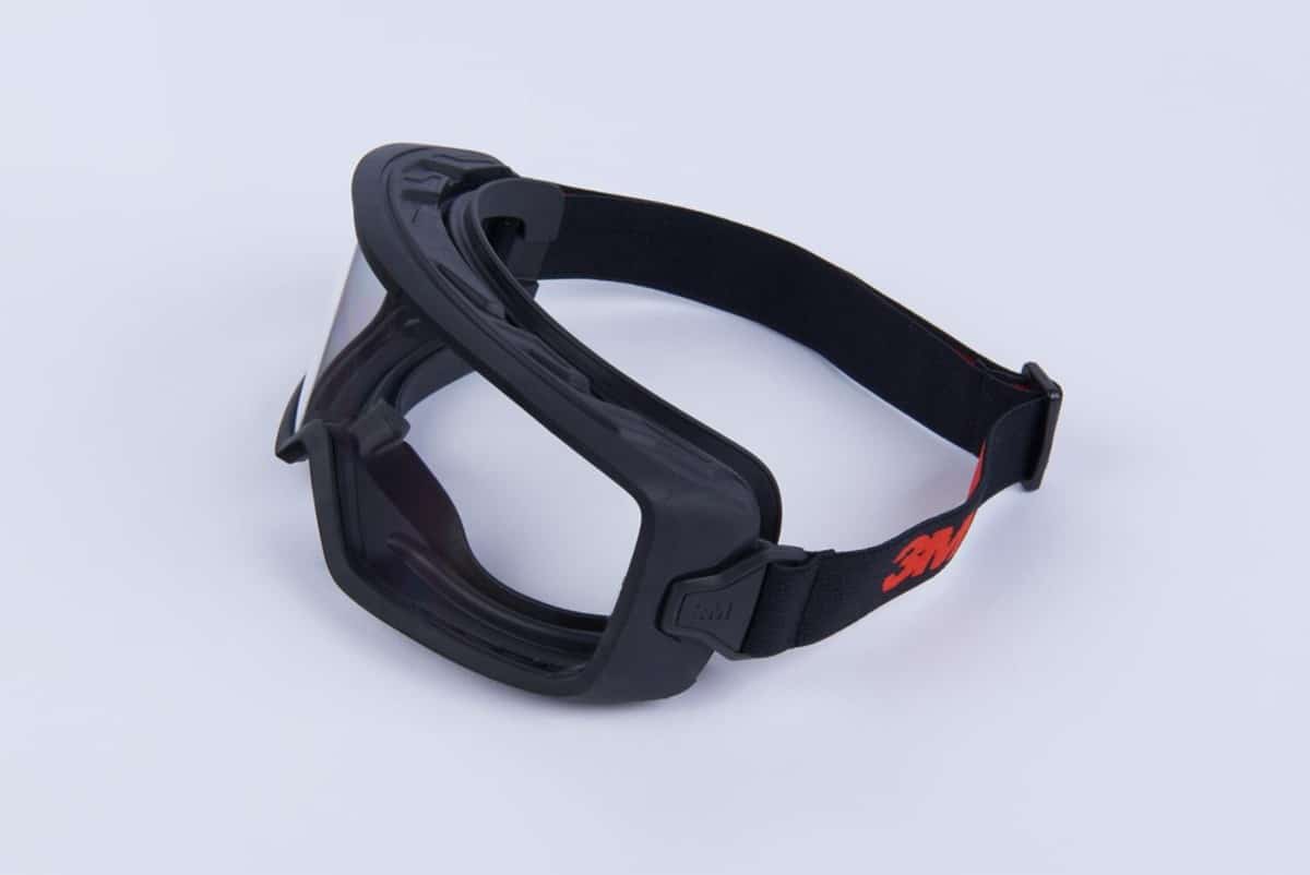 Kiểm tra kính bảo hộ 3M GoggleGear 3000 tìm vết xước trên tròng và độ dẻo của tấm chắn