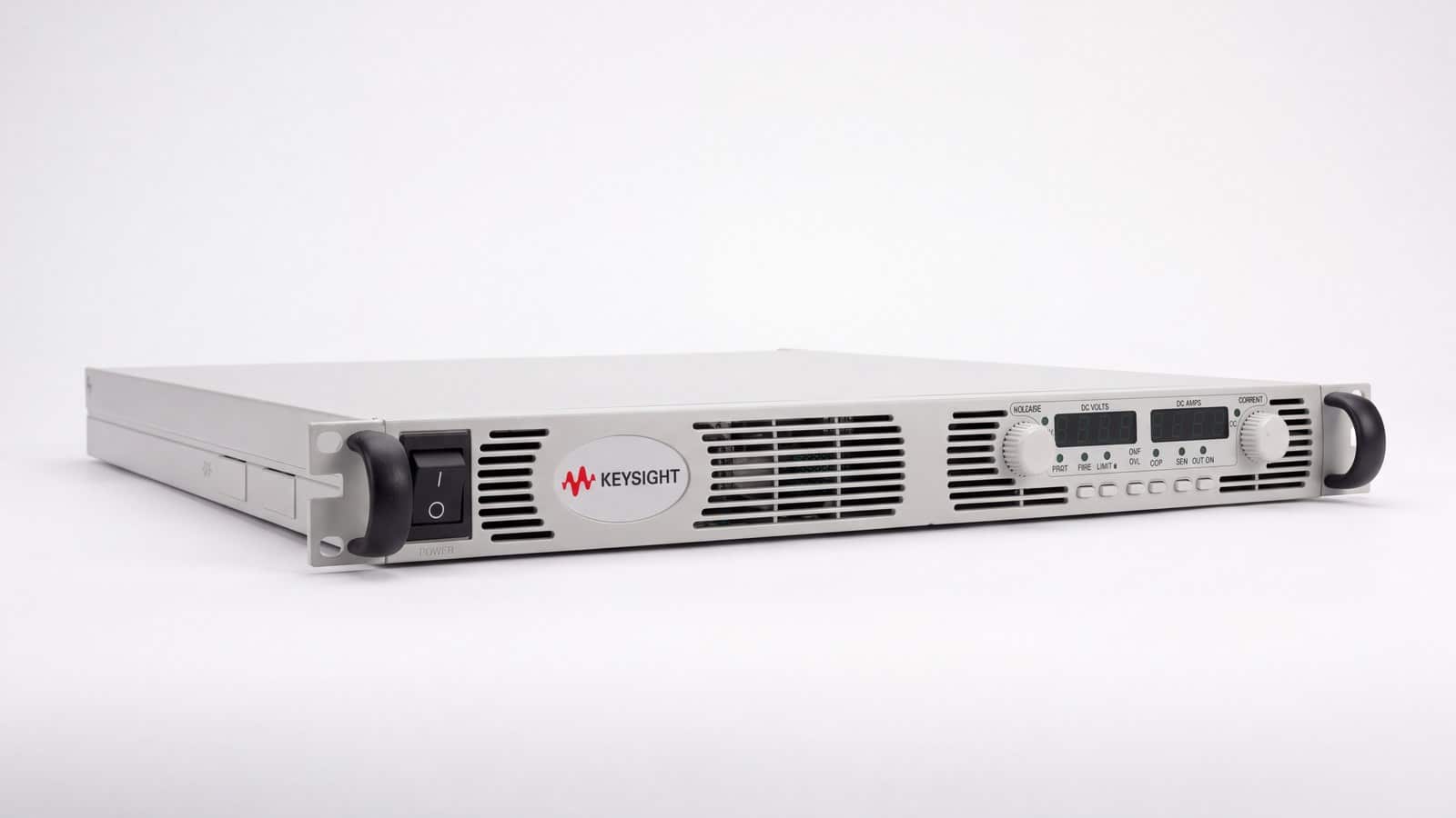 bộ nguồn DC hệ thống Keysight N5741A chụp studio nền trắng góc 3/4