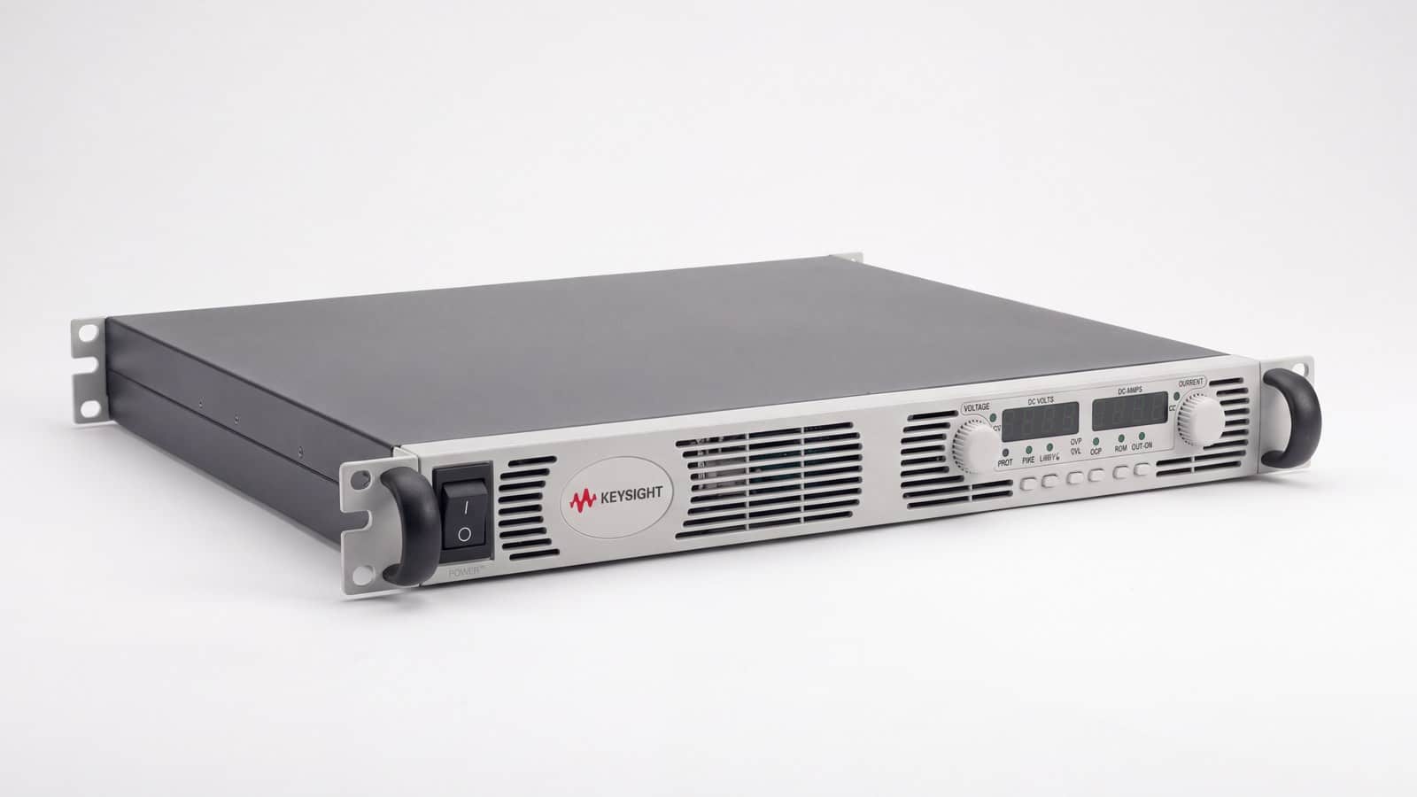bộ nguồn DC hệ thống Keysight N5743A chụp studio nền trắng góc 3/4