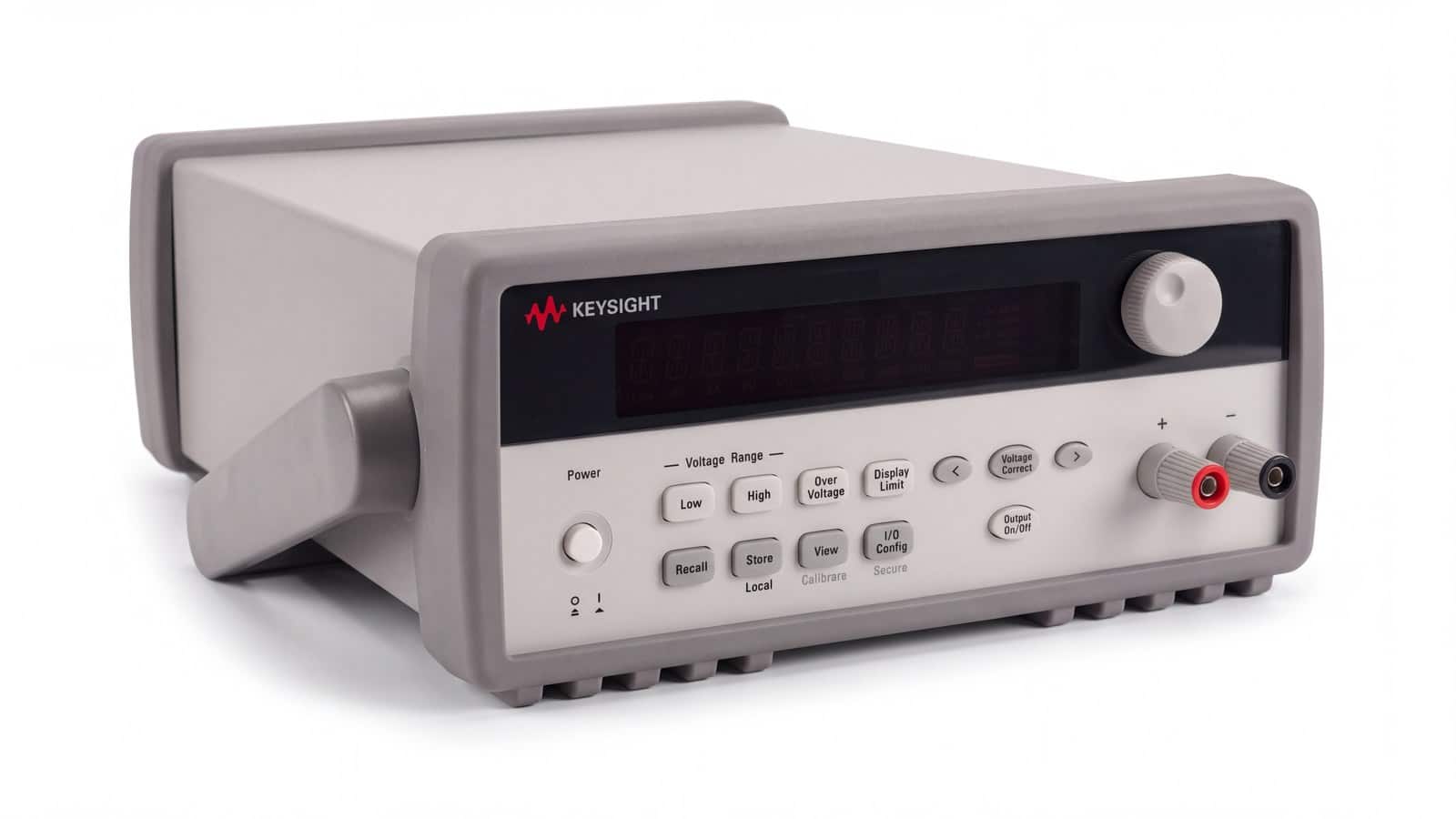 E3642A thông số ngõ ra mặt sau bộ nguồn DC Keysight trên bàn thử nghiệm