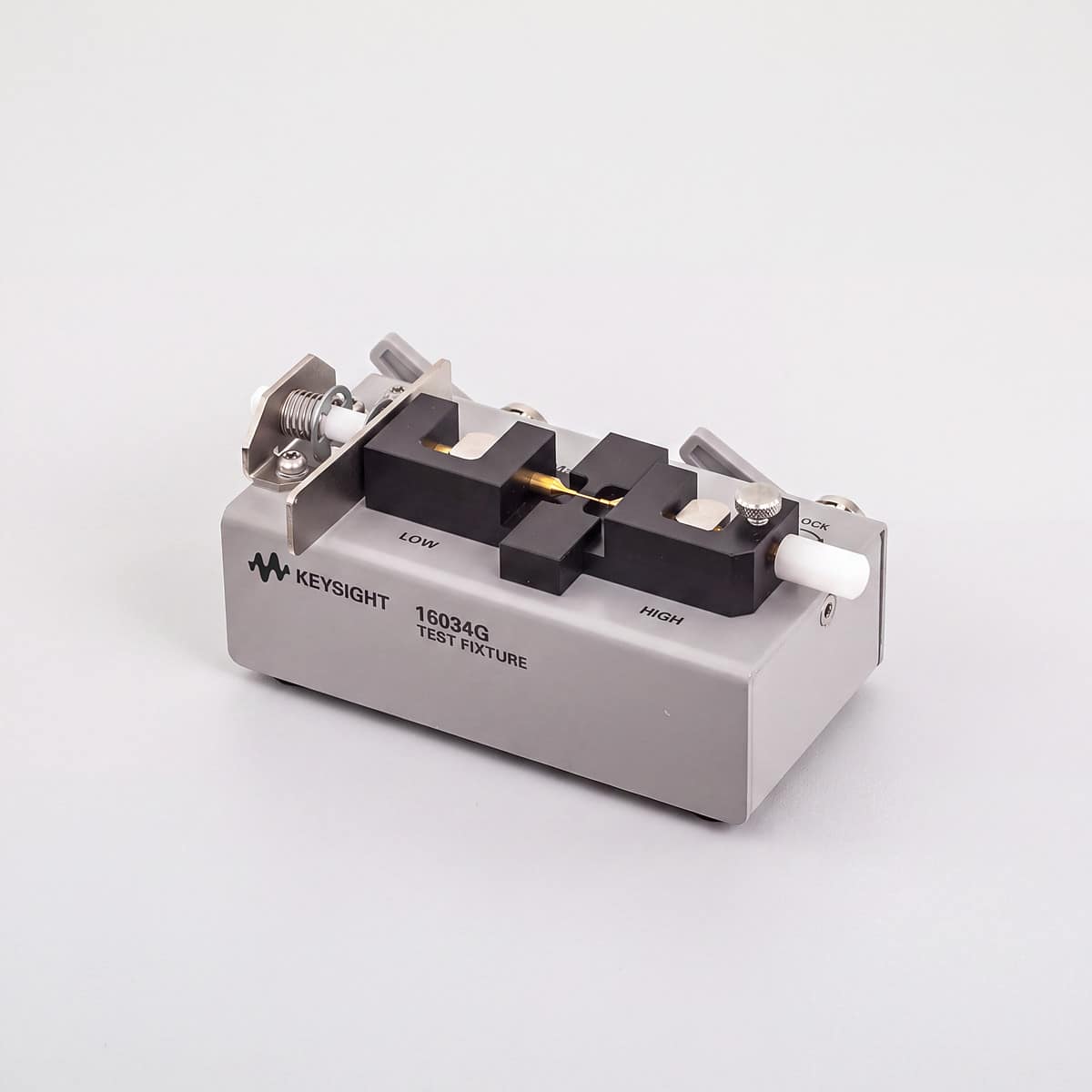 Đồ gá đo linh kiện SMD Keysight 16034G nhìn góc ba phần tư trên nền studio