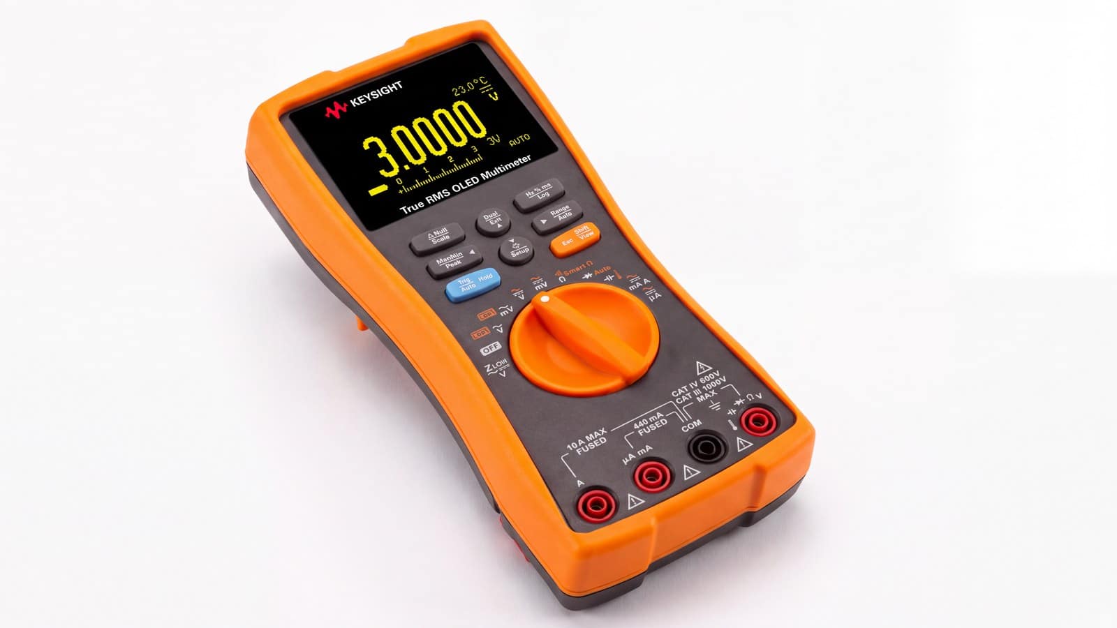 Kỹ thuật viên dùng Keysight U1273A đo ngõ ra biến tần trong tủ điện