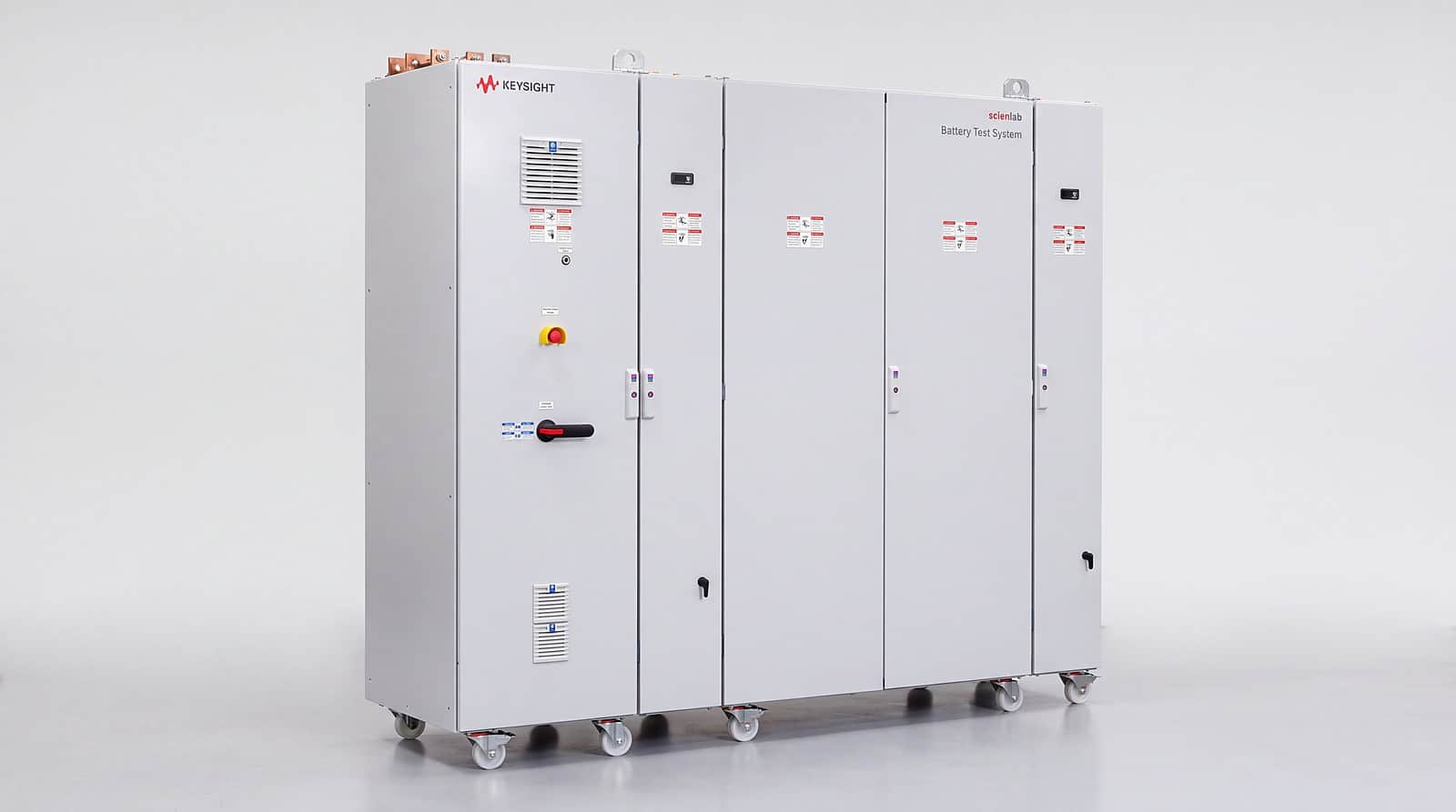 Hệ thống test pin Keysight Scienlab SL1700A nhìn góc ba phần tư, dãy năm tủ đứng có bánh xe