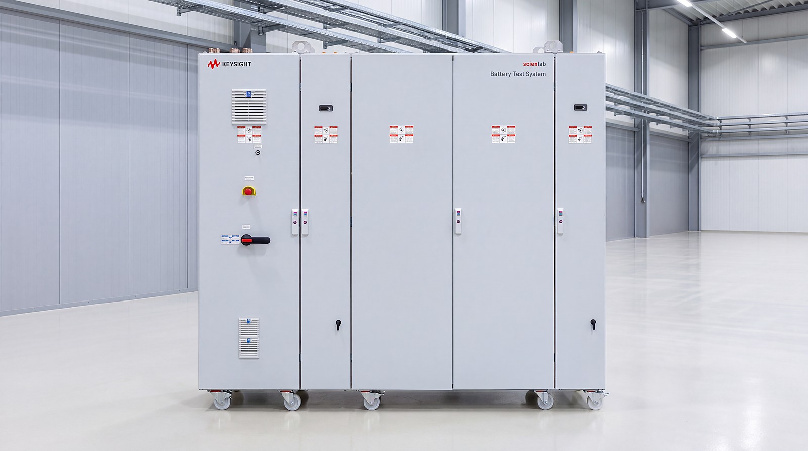 Hệ thống kiểm thử pin xe điện Keysight Scienlab đặt trong gian thử nghiệm công nghiệp