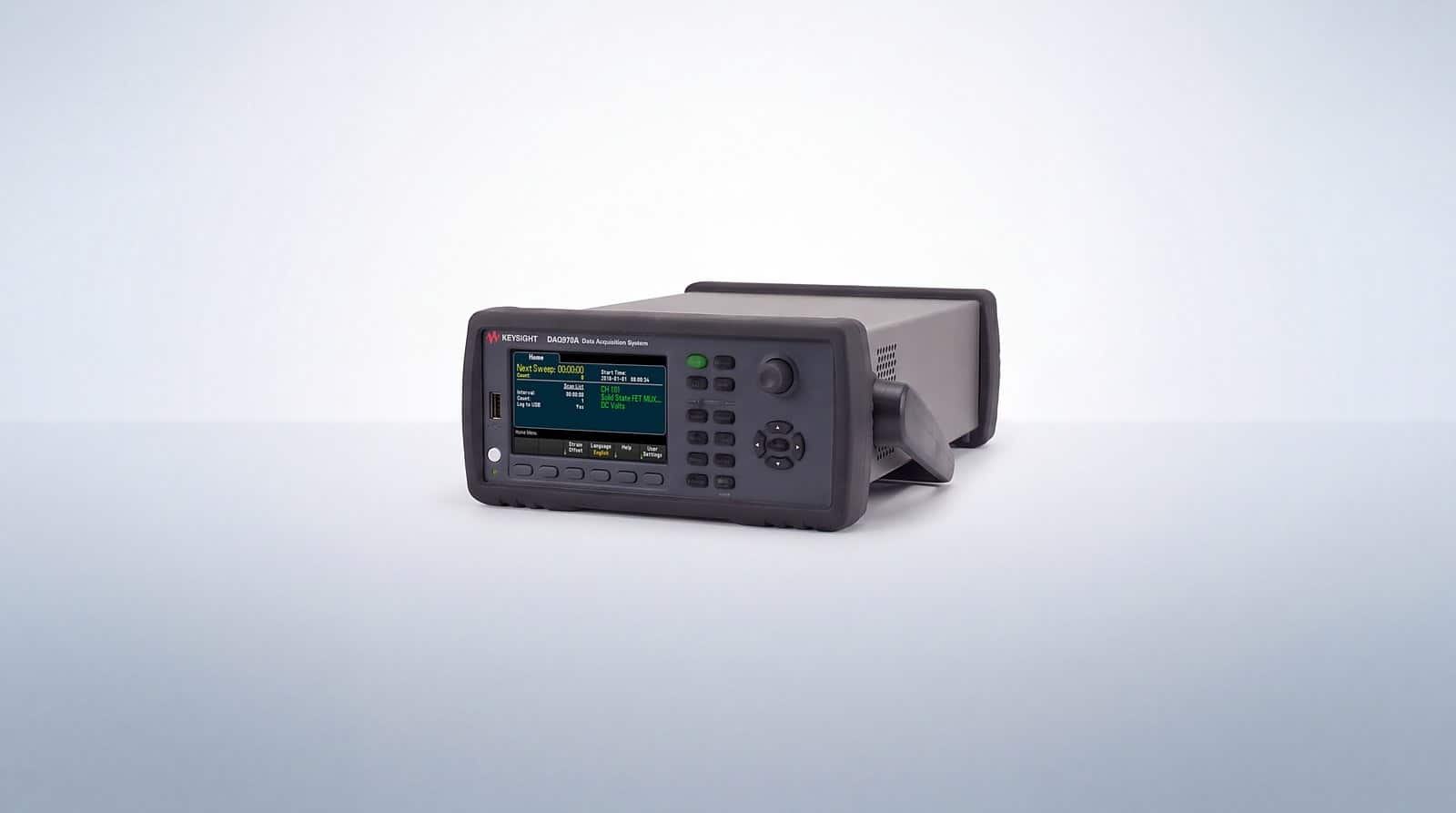 Hệ thống thu thập dữ liệu Keysight DAQ970A nhìn góc ba phần tư trong studio