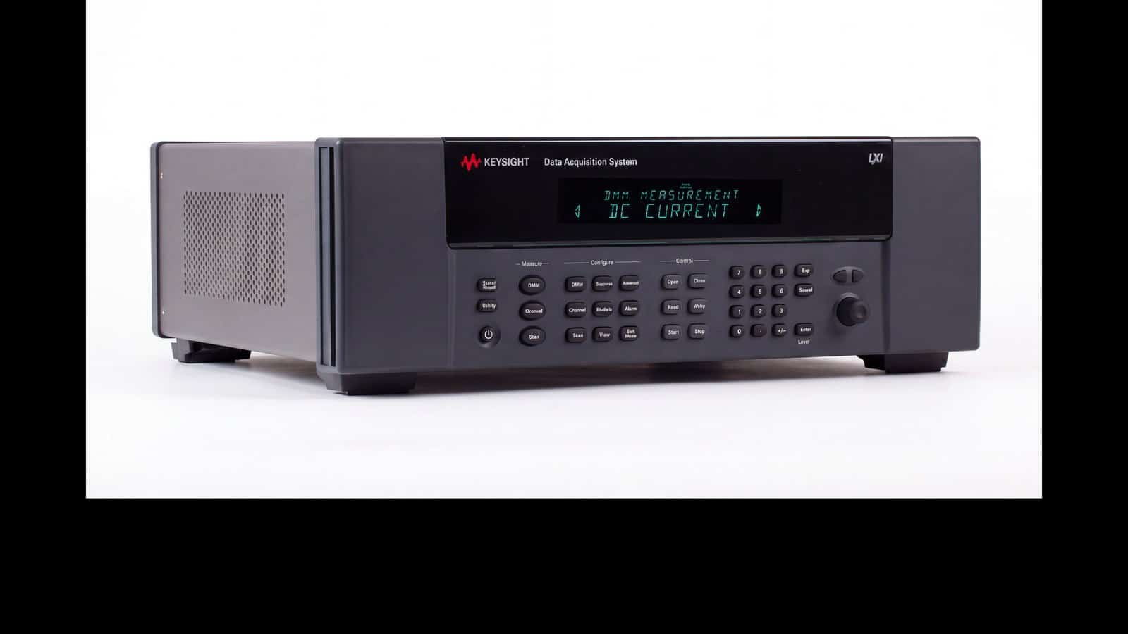 Keysight 34980A — hệ thống chuyển mạch đo Keysight chụp góc 3/4 trên nền trắng studio