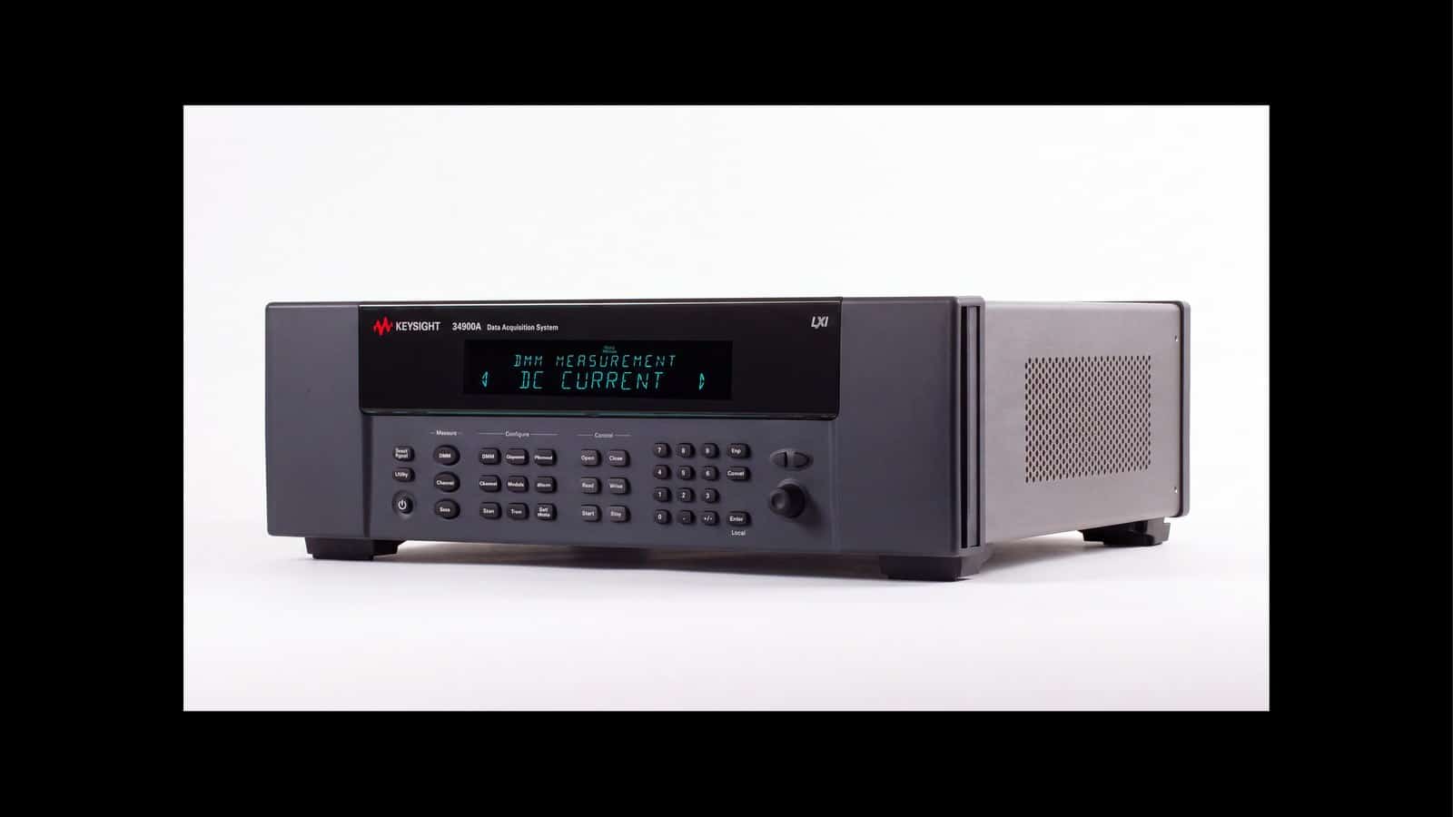 Hệ thống chuyển mạch đo Keysight 34980A nhìn phối cảnh, thấy rõ chiều sâu khung máy 8 khe