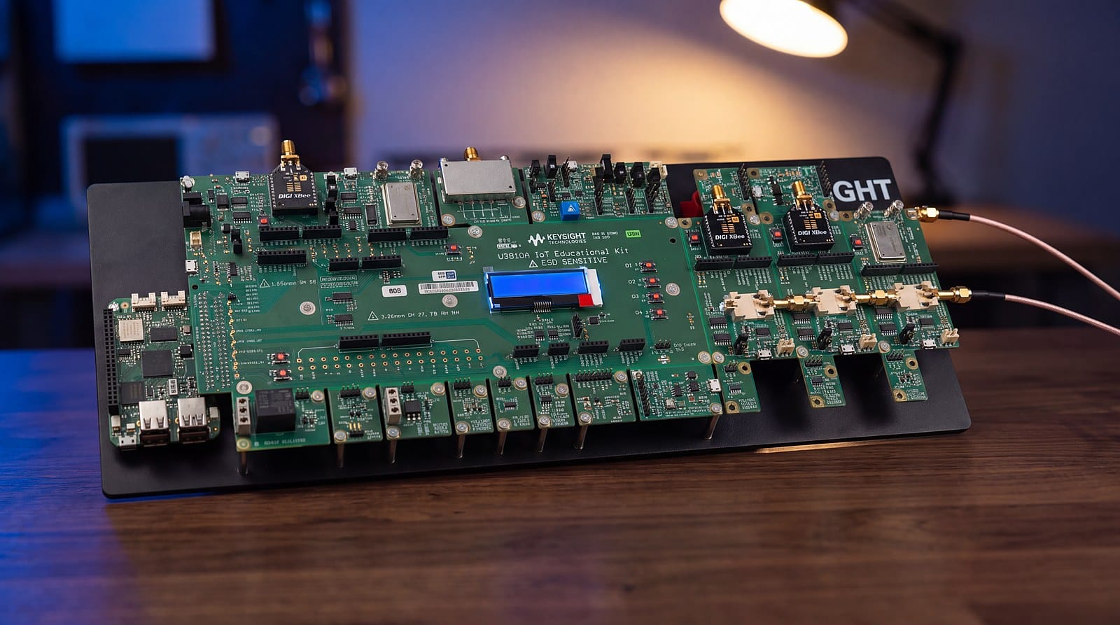 Cận cảnh bo Keysight U3810A IoT Educational Kit với các module XBee và cáp RF đồng trục nối vào bo