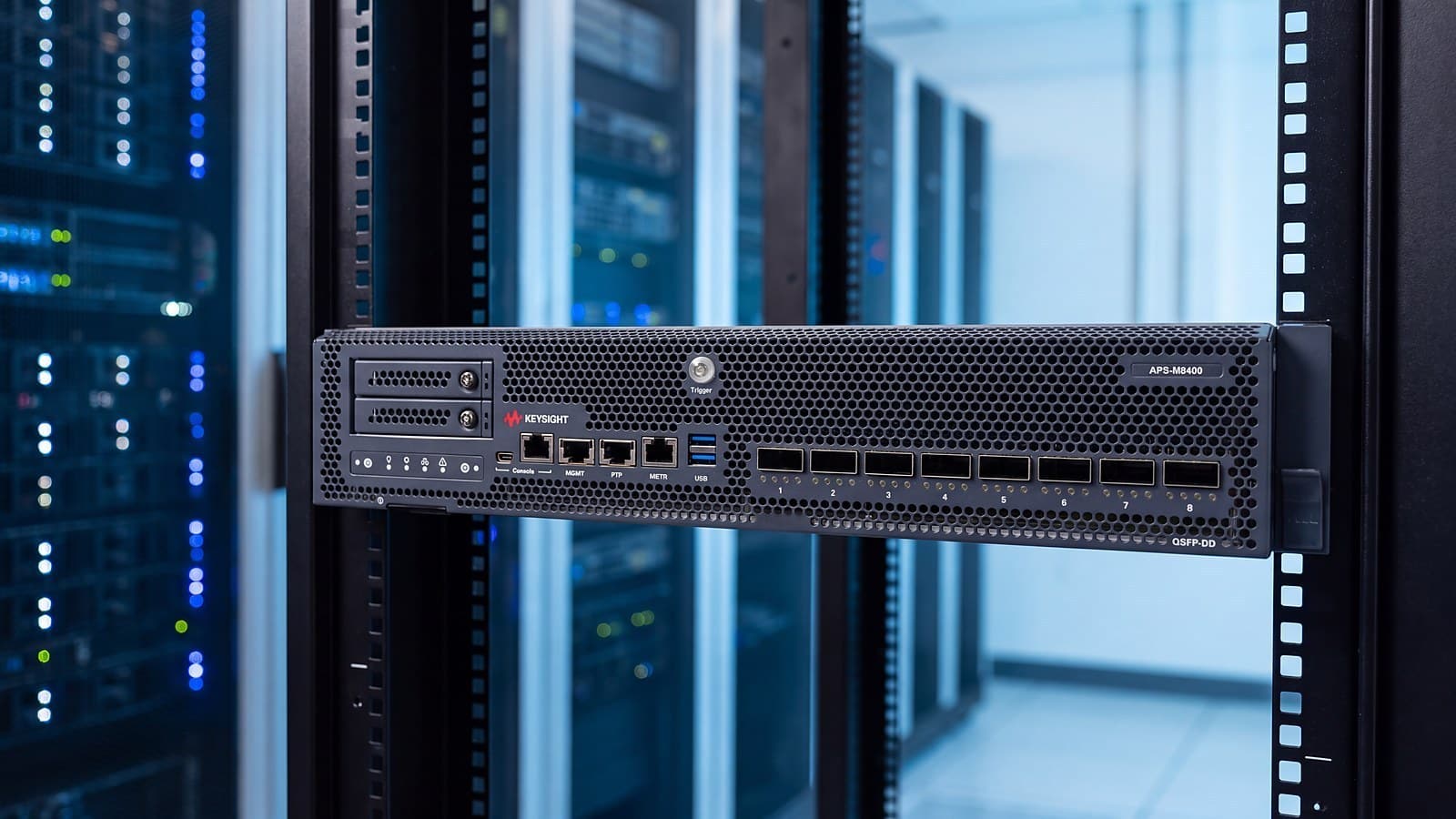 Nền tảng kiểm thử hiệu năng tường lửa Keysight APS-M8400 lắp trong tủ rack trung tâm dữ liệu