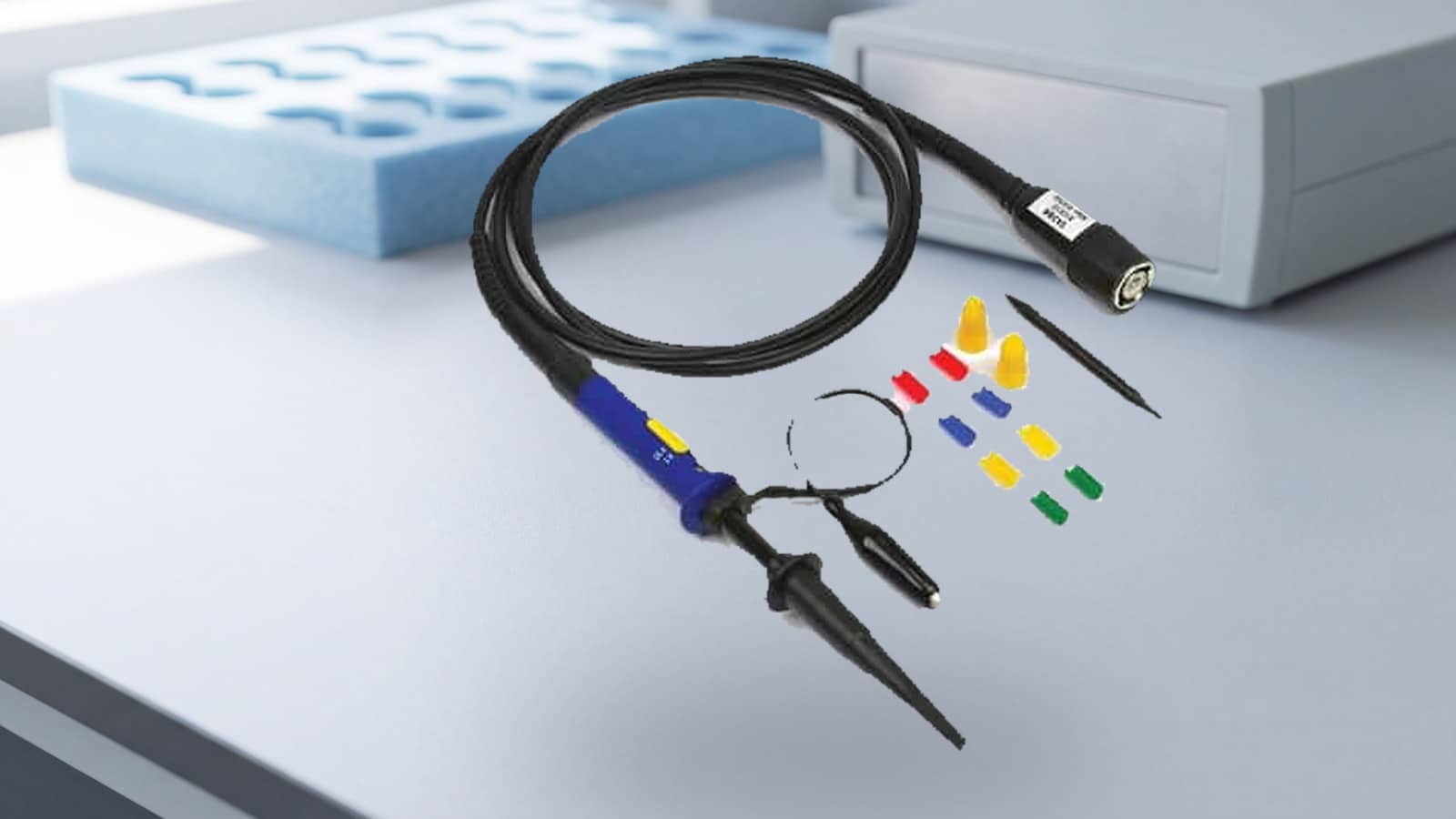 Kiểm tra que đo thụ động PicoScope cùng đầu tiếp xúc và dây đánh dấu trên bàn thí nghiệm trước khi đo