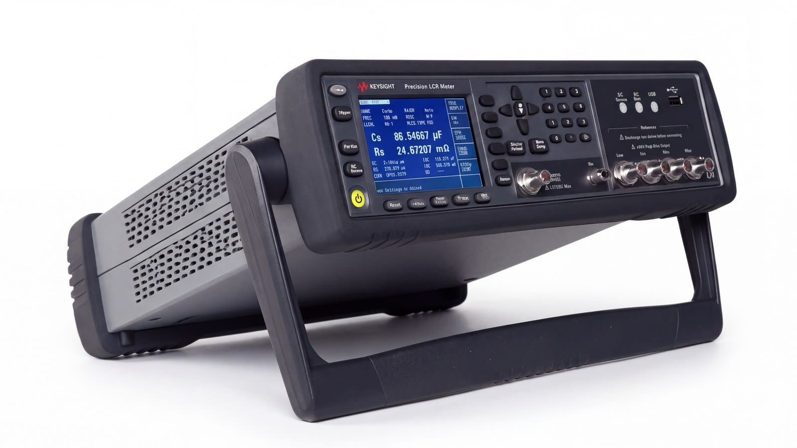 LCR Meter Keysight E4980B nhìn nghiêng thấy thân máy và cổng đo bốn cực cặp