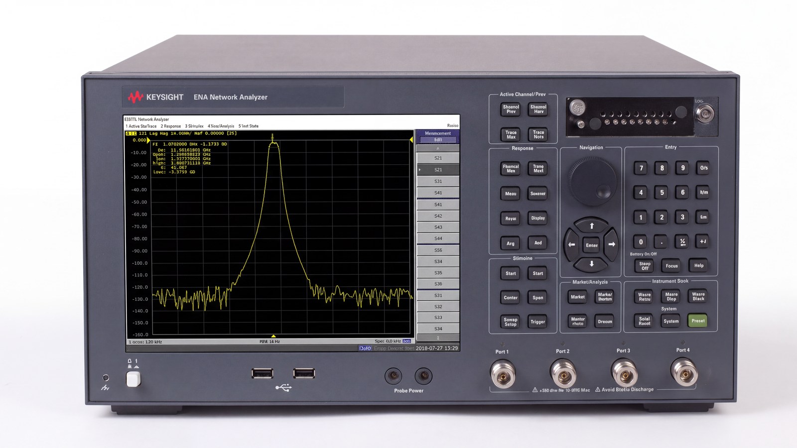 Mặt trước Keysight E5071C với màn hình cảm ứng 10,4 inch và các cổng đo