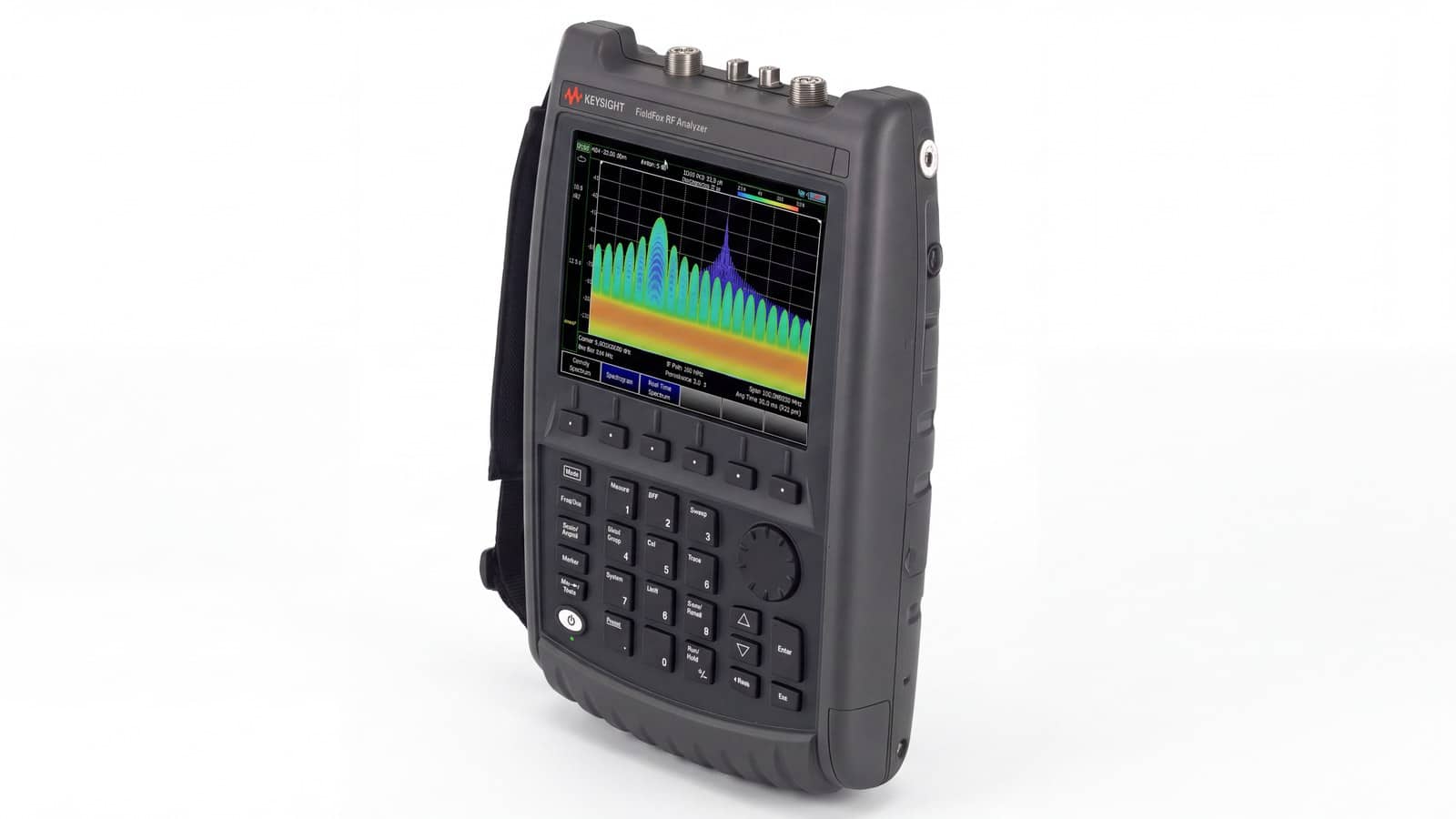 Kỹ thuật viên dùng máy phân tích RF cầm tay FieldFox Keysight N9913B quét phổ truy tìm nhiễu ngoài hiện trường