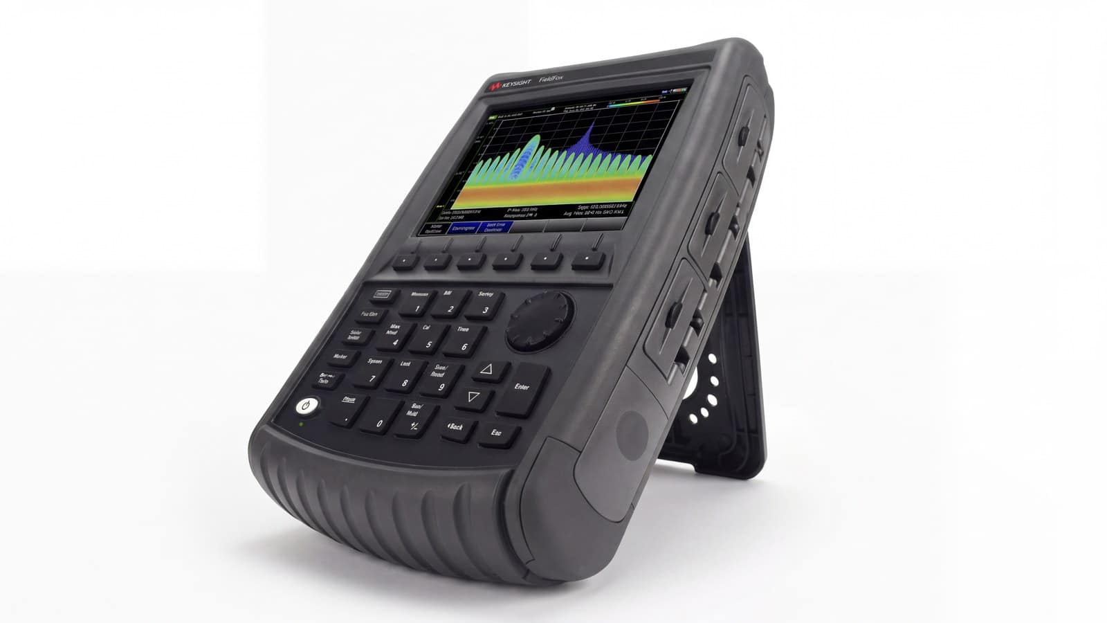 Kỹ thuật viên dùng Keysight N9915A kiểm tra return loss cáp feeder và ăng-ten trạm BTS