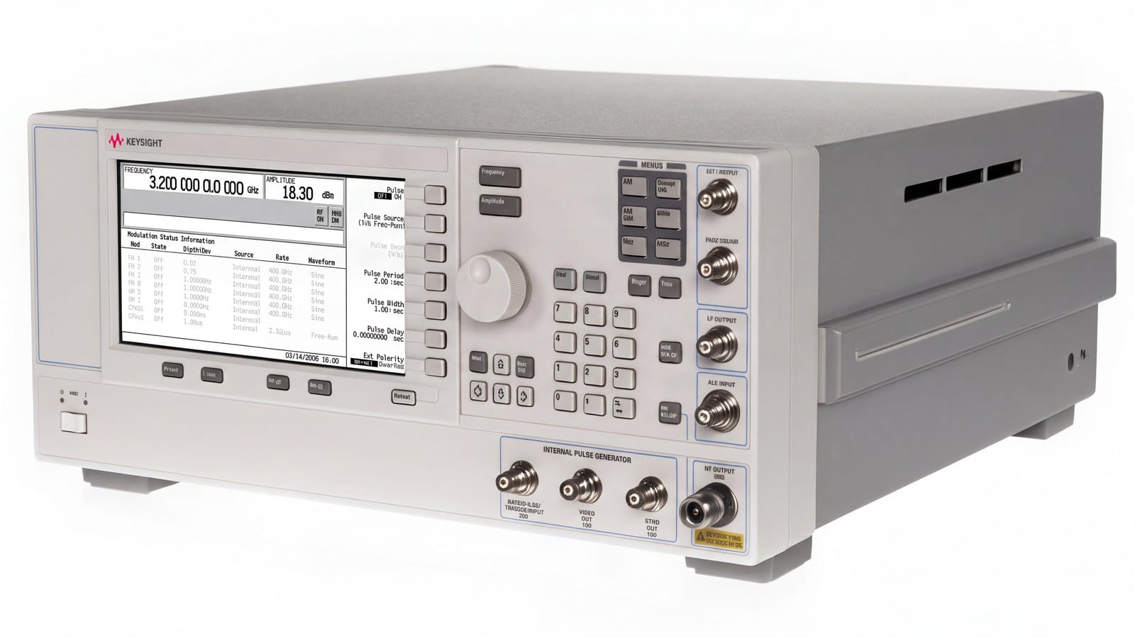 máy phát tín hiệu vector ESG Keysight E4438C chụp studio nền trắng góc 3/4