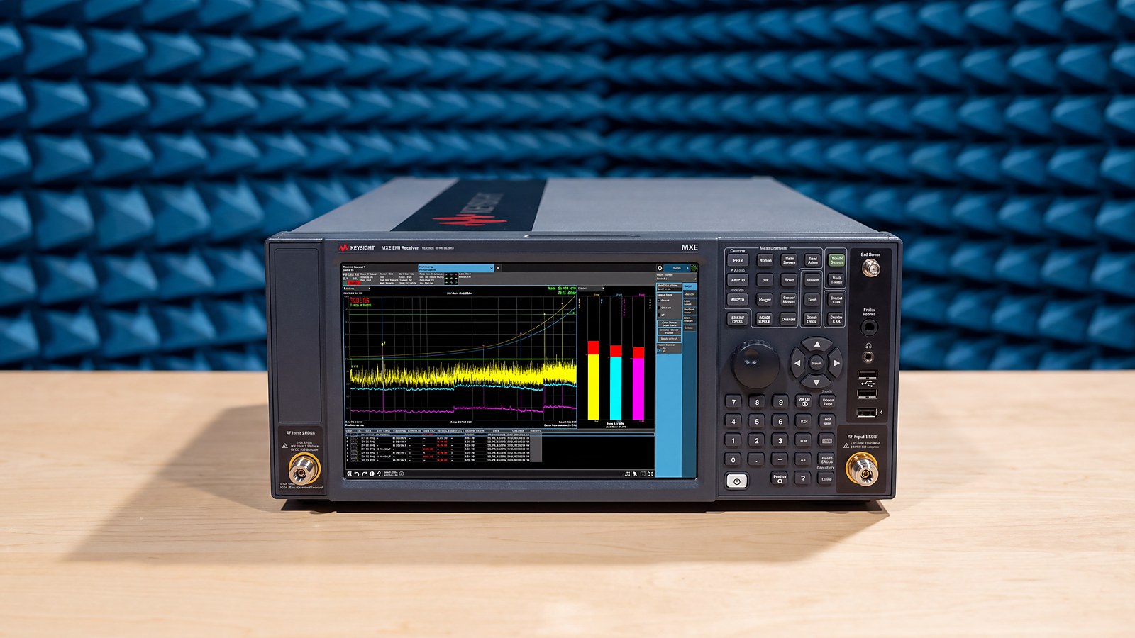 Máy thu đo EMI Keysight N9038B trong phòng đo EMC bán khử dội, trên bàn gỗ không kim loại