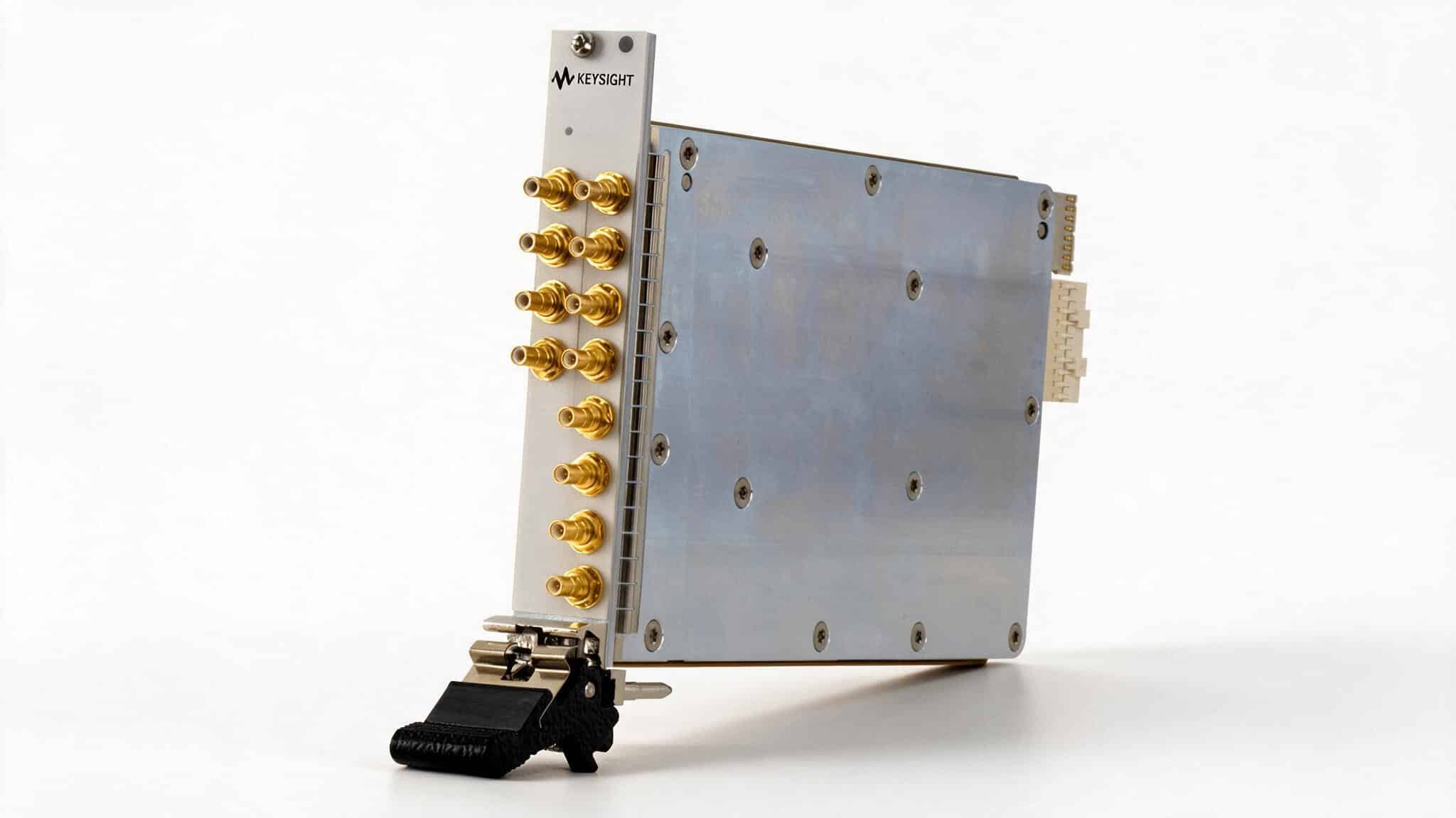 mo-dun-chuan-tan-so-pxie-keysight-m9300a-studio Mô-đun chuẩn tần số PXIe Keysight M9300A — ảnh studio