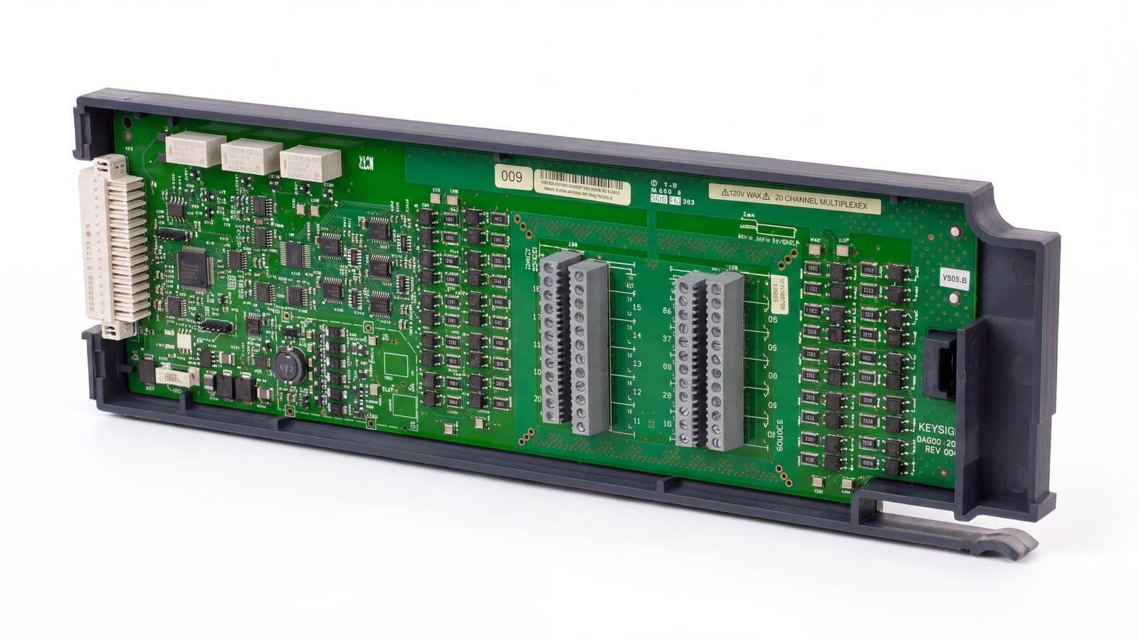 Mặt trước khung DAQ970A với module ghép kênh Keysight DAQM900A lắp phía sau