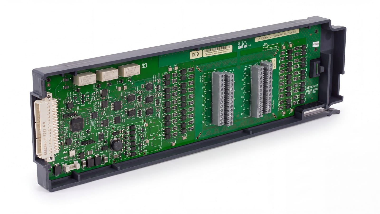 Module DAQM900A và các module cùng dòng cắm vào ba khe của hệ thống thu thập dữ liệu Keysight DAQ970A