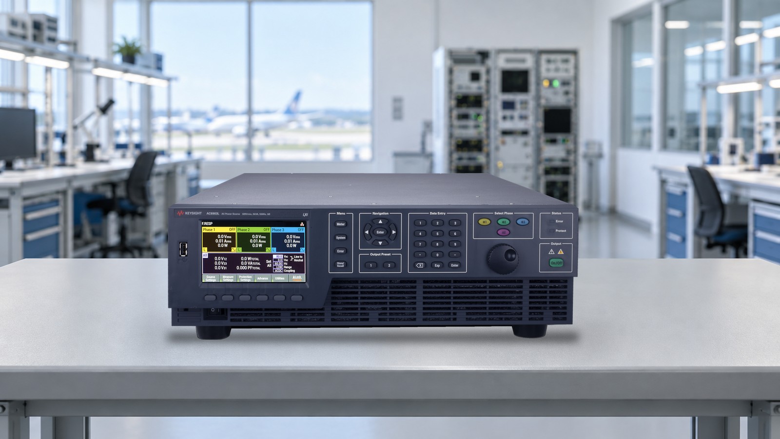 Nguồn AC 400 Hz Keysight AC6903L trên bàn thử trong phòng thử nghiệm thiết bị hàng không