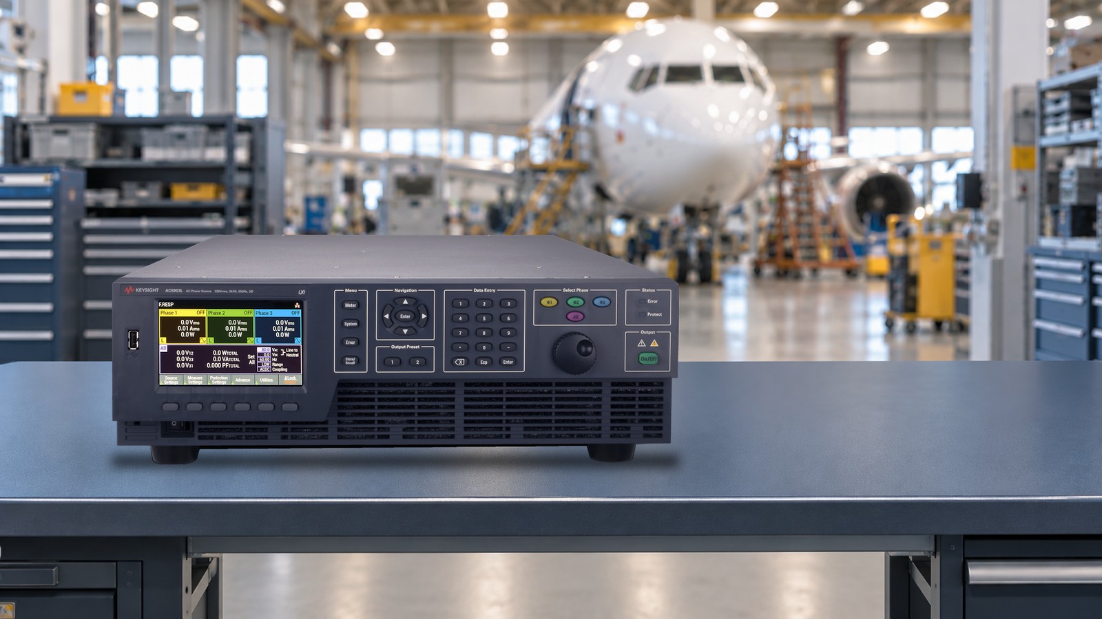 Nguồn AC Keysight AC6903L trên bàn thử trong xưởng bảo dưỡng tàu bay (MRO), dùng thử nghiệm DO-160 Section 16