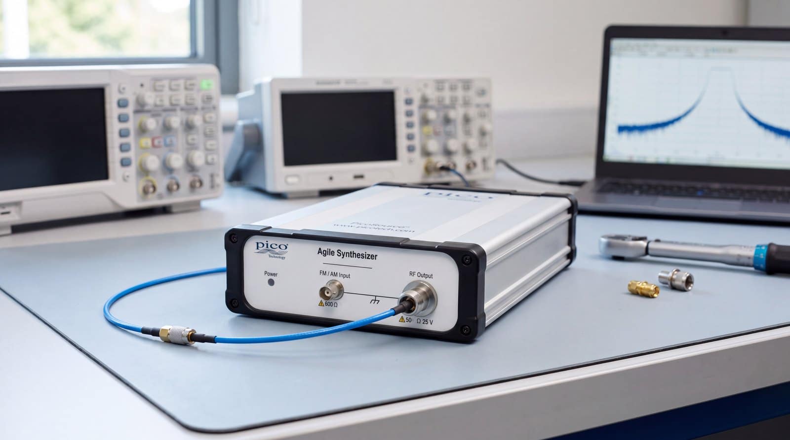 Nguồn RF phòng lab PicoSource AS108 trên bàn đo của phòng thí nghiệm RF