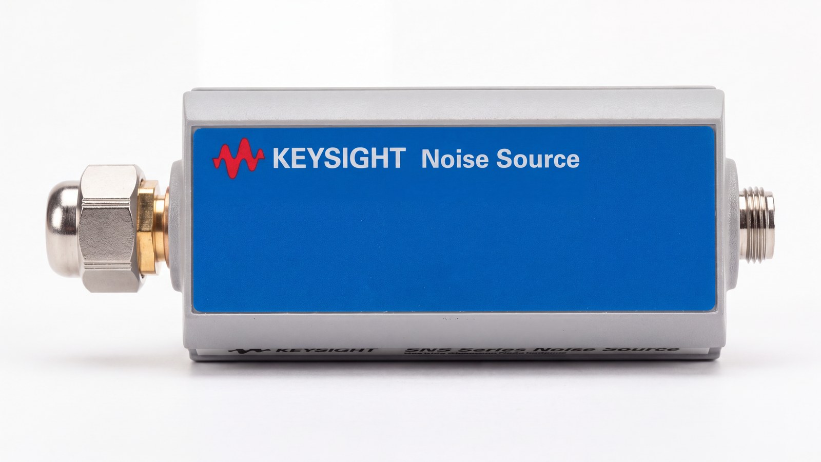 Mặt trước Keysight N4000A với nhãn dải ENR và đầu nối APC 3.5 của nguồn tạp âm thông minh