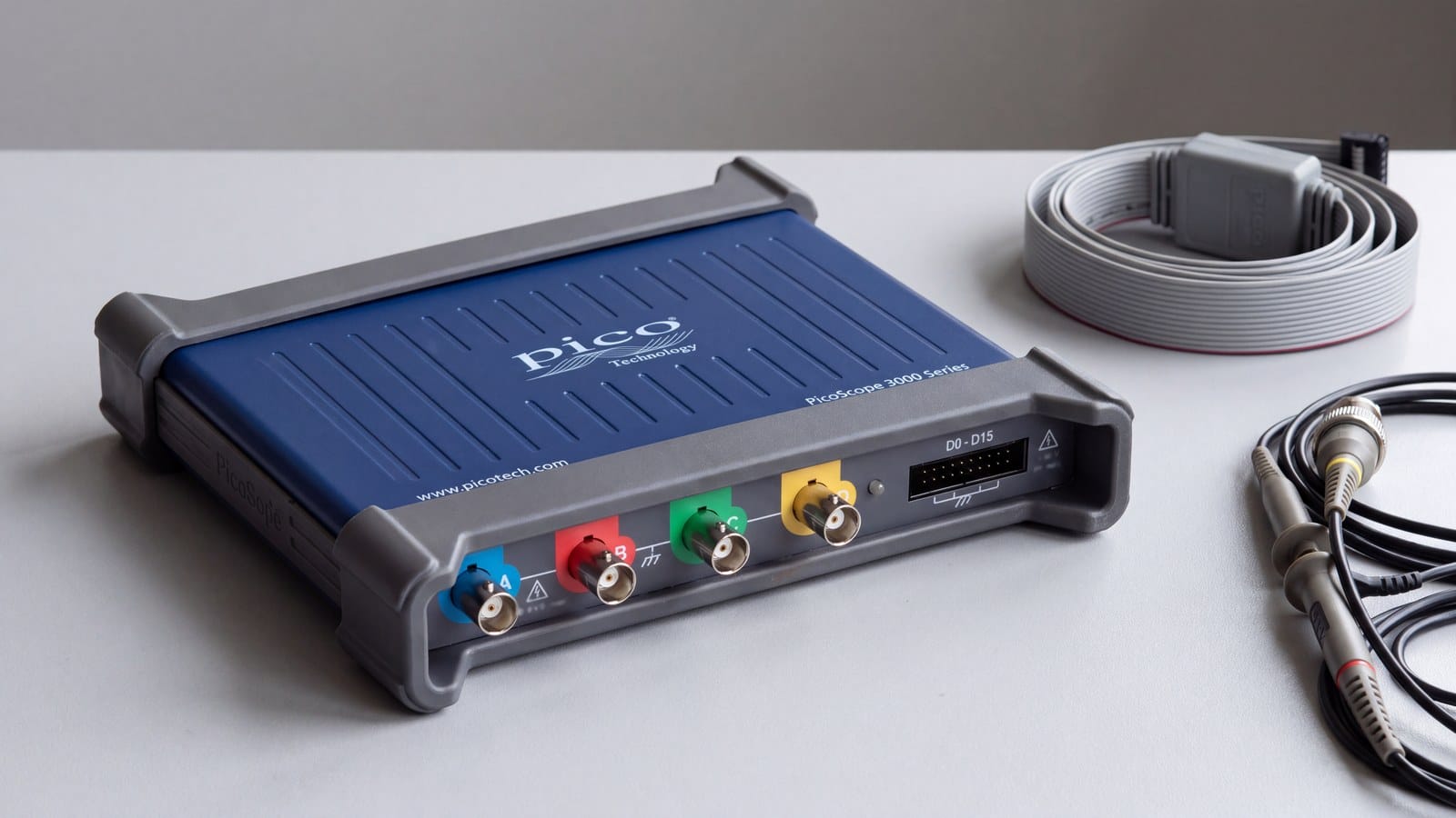 Máy hiện sóng MSO PicoScope 3403D đặt trên bàn đo, bên cạnh là cáp số và bộ que đo đi kèm máy
