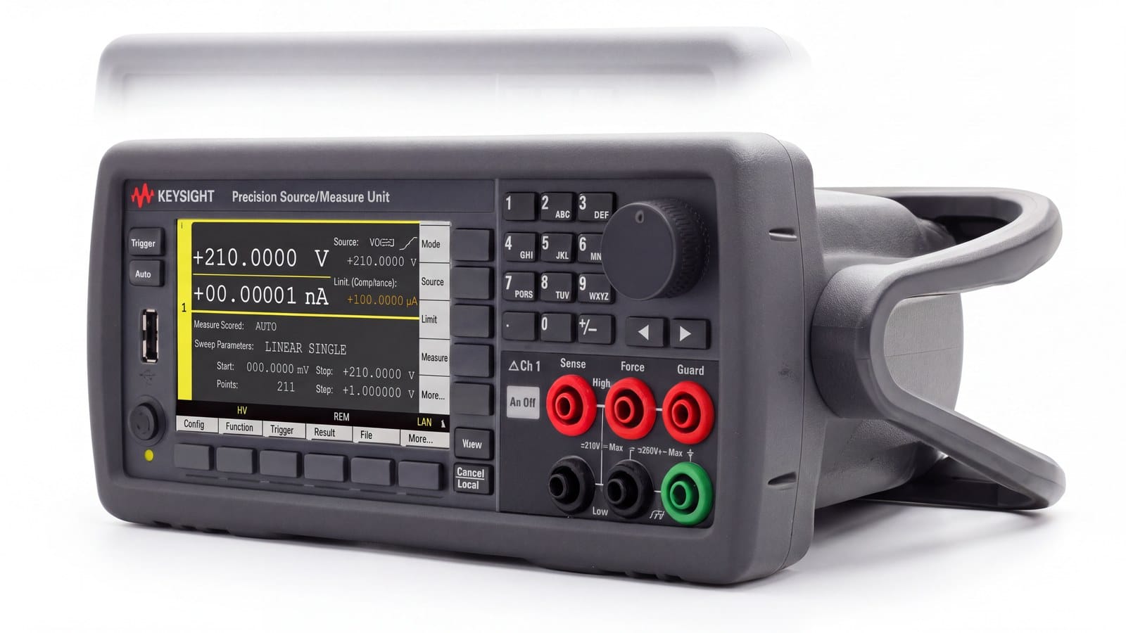 Kỹ sư sản xuất điện tử dùng Keysight B2901B kiểm tra module trên dây chuyền QA