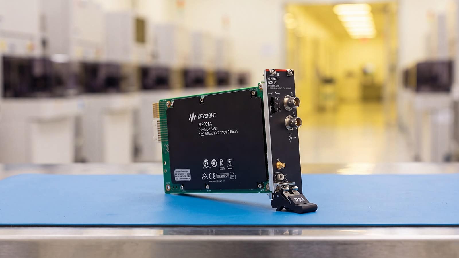 Mô-đun SMU PXIe Keysight M9601A trên bàn thao tác trong nhà máy bán dẫn