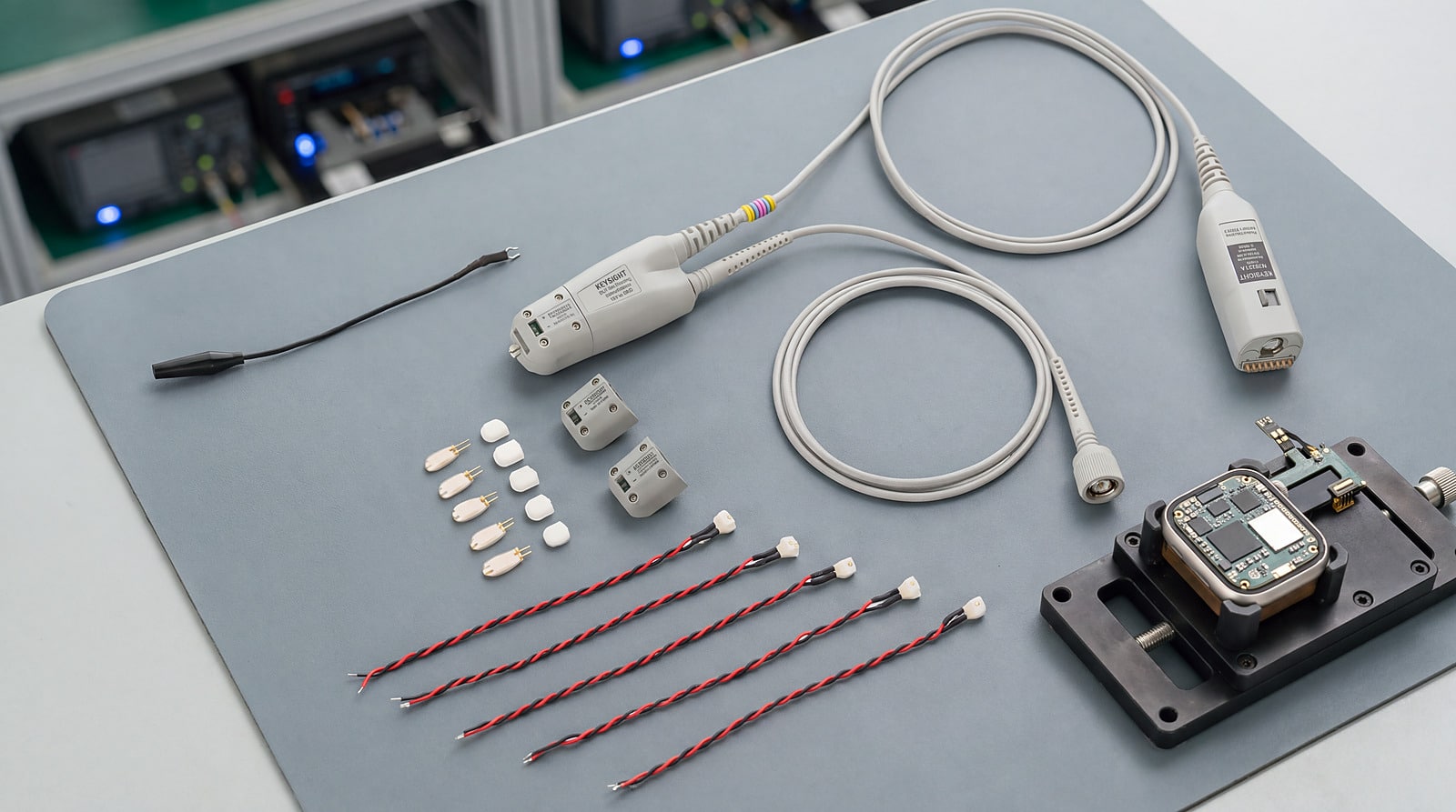 Bộ đầu dò dòng Keysight N2820A Series kèm đầu Rsense, đầu nối MBB và dây xoắn cạnh bo mạch đồng hồ thông minh trên trạm test