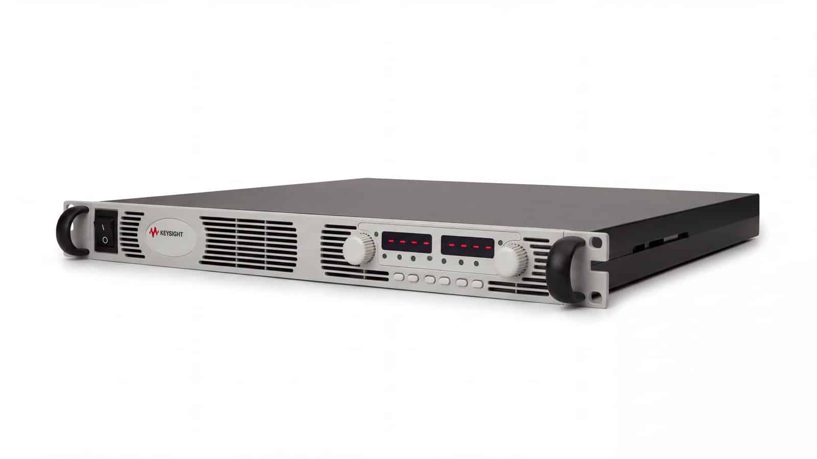 bộ nguồn DC hệ thống Keysight N5745A chụp studio nền trắng góc 3/4