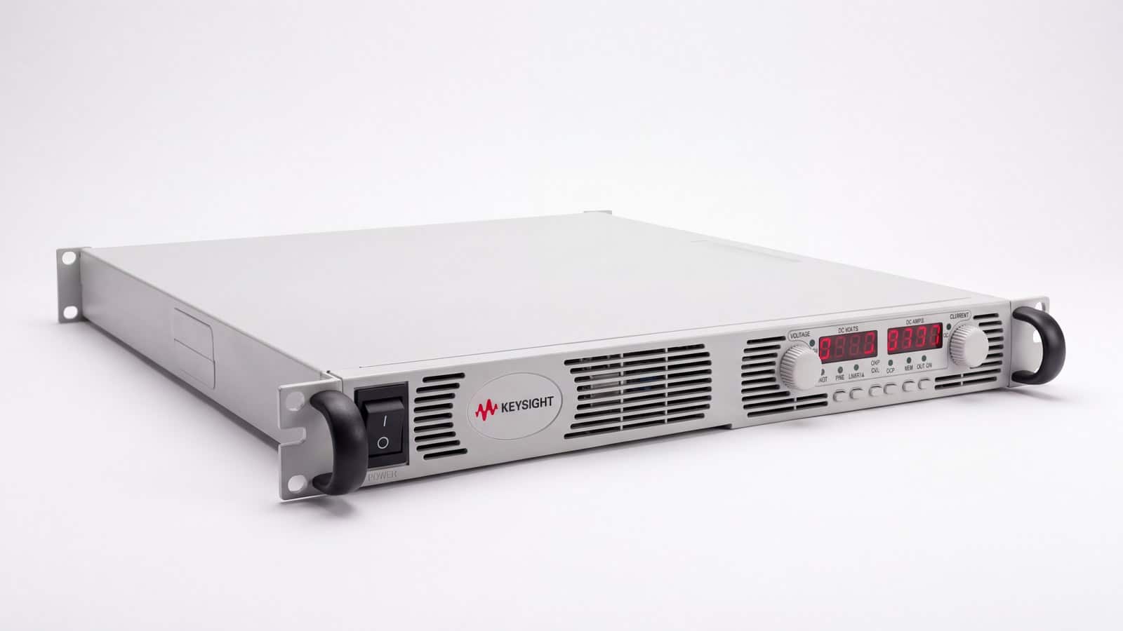 bộ nguồn DC hệ thống Keysight N5746A chụp studio nền trắng góc 3/4