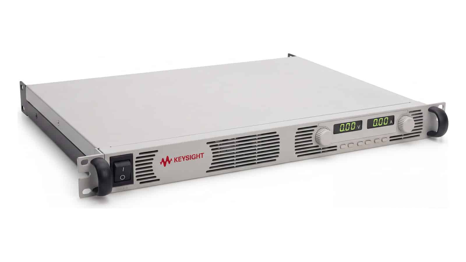 Kỹ sư cấu hình bộ nguồn DC Keysight N5750A trong giá rack kiểm tra