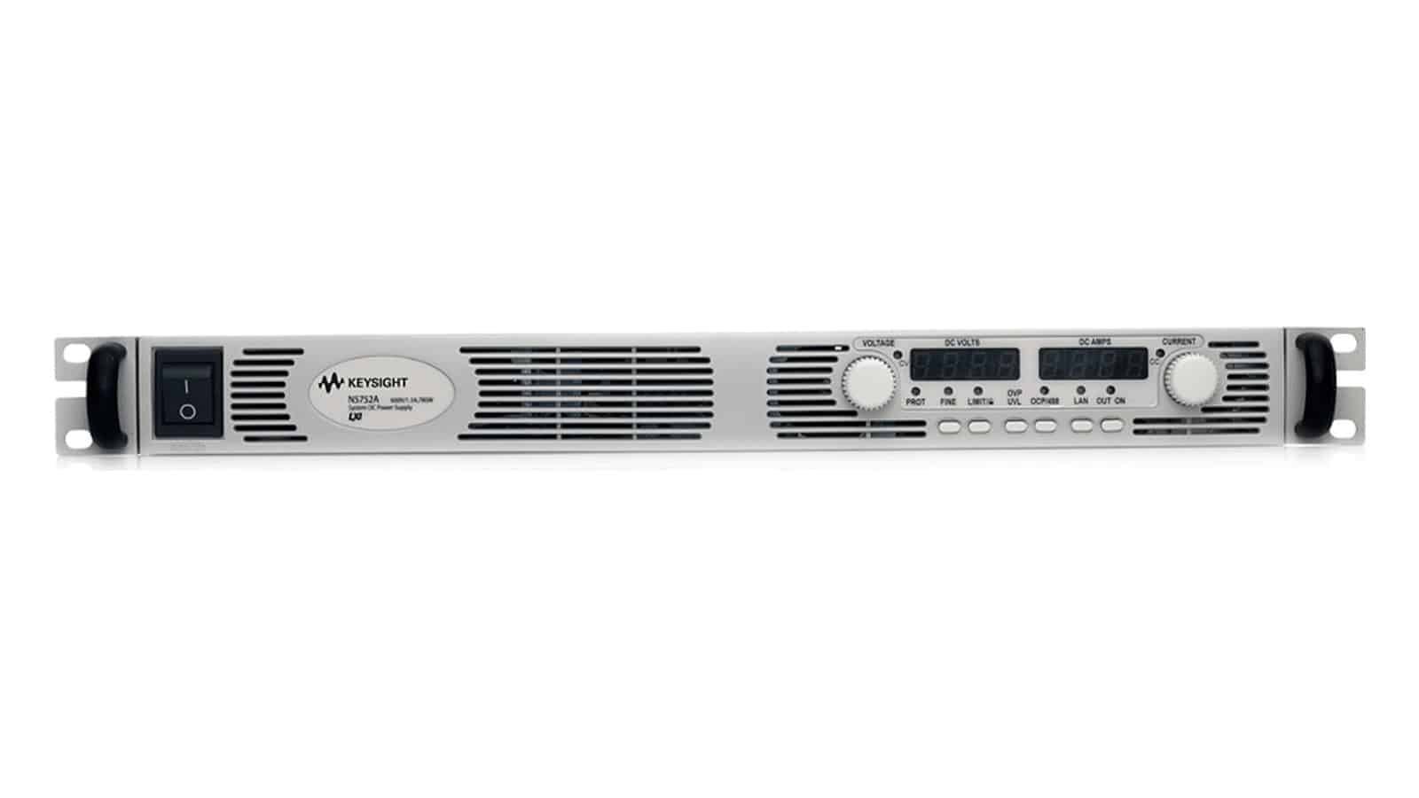 Kỹ sư kiểm tra linh kiện điện áp cao với Keysight N5752A trong giá rack