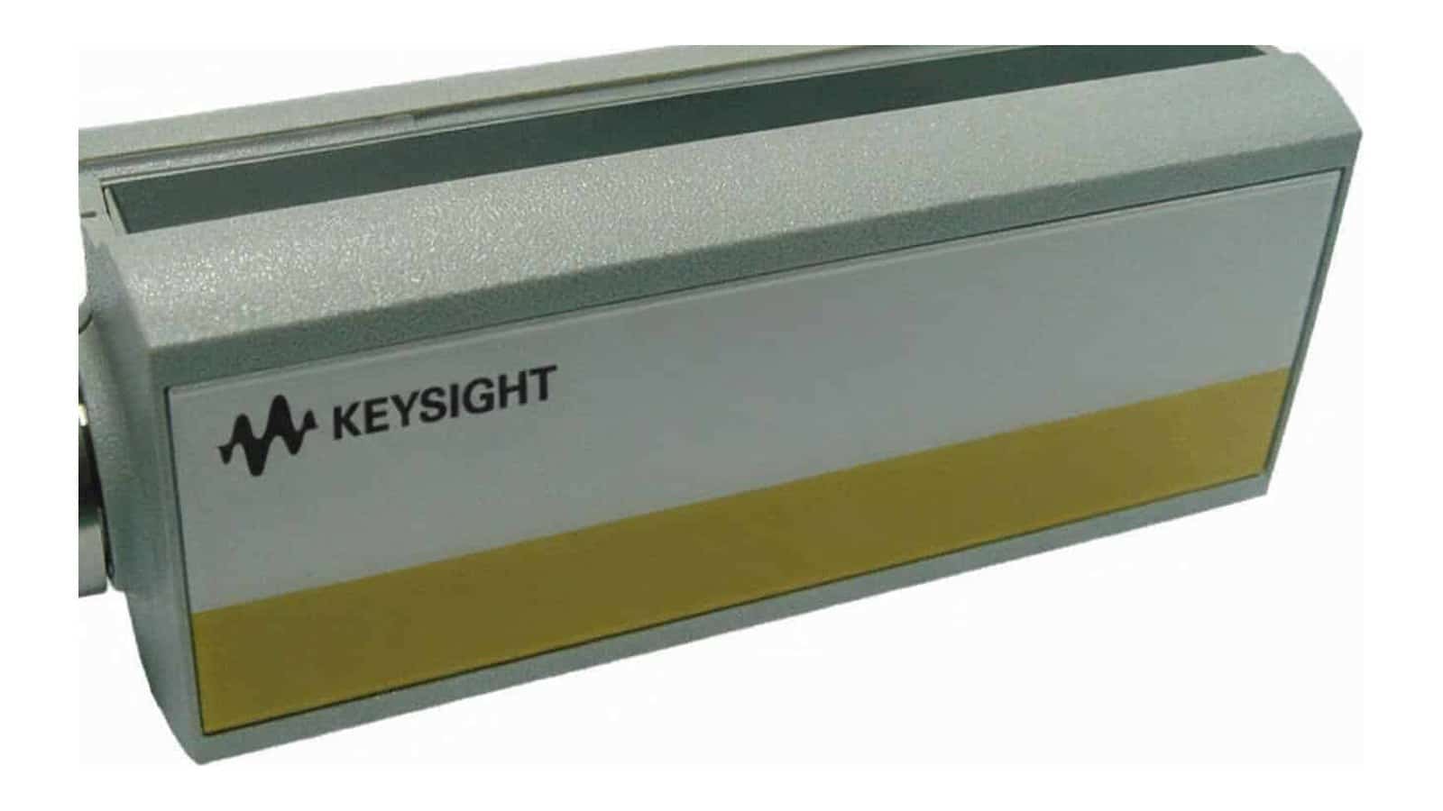 Kỹ sư dùng Keysight N8487A đo công suất RF mmWave trong phòng thí nghiệm