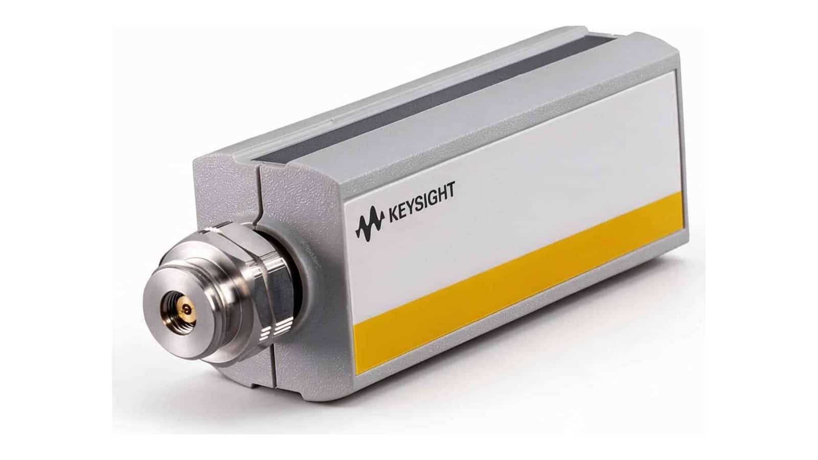 Kỹ sư dùng máy đo công suất RF Keysight với cảm biến N8488A trong phòng thí nghiệm 5G sóng milimet