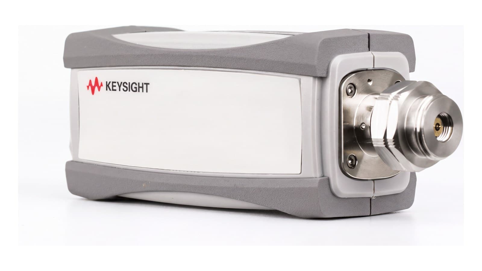Kỹ sư dùng Keysight U8488A đo công suất đầu ra bộ khuếch đại sóng milimet trên bàn đo RF