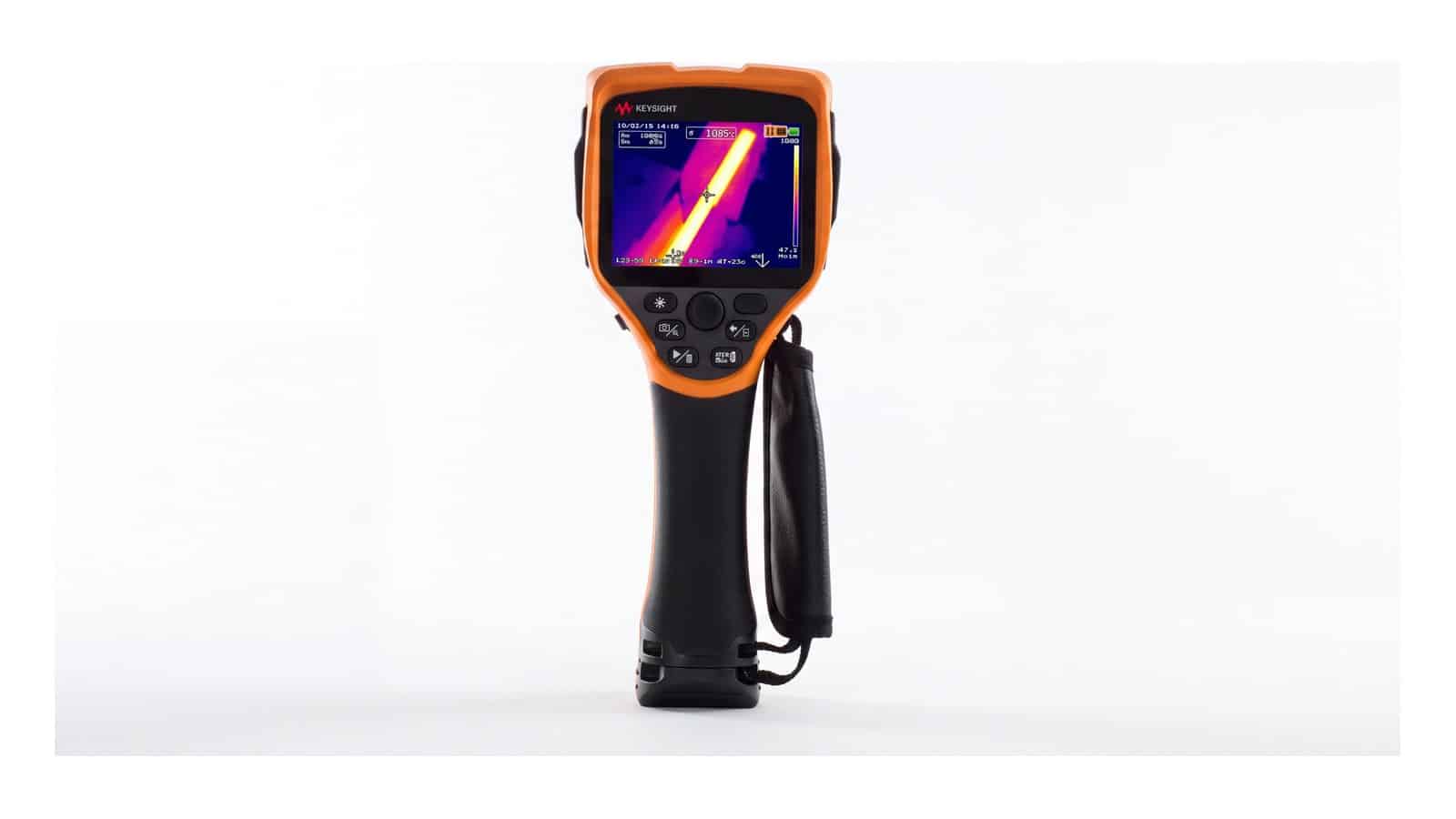Kỹ sư dùng camera nhiệt Keysight kiểm tra vỏ lò nung trong nhà máy