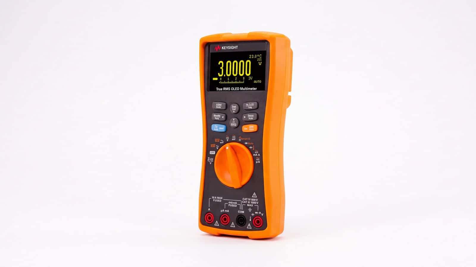 Kỹ thuật viên dùng đồng hồ vạn năng cầm tay Keysight U1273AX đo tủ điện trong kho lạnh