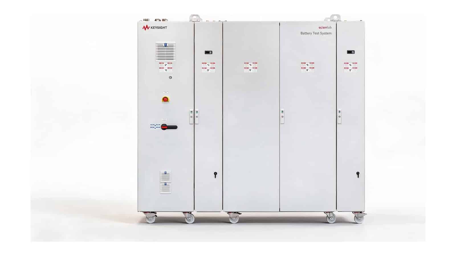 Mặt trước tủ máy Keysight SL1700A với nút dừng khẩn cấp và đèn báo trạng thái