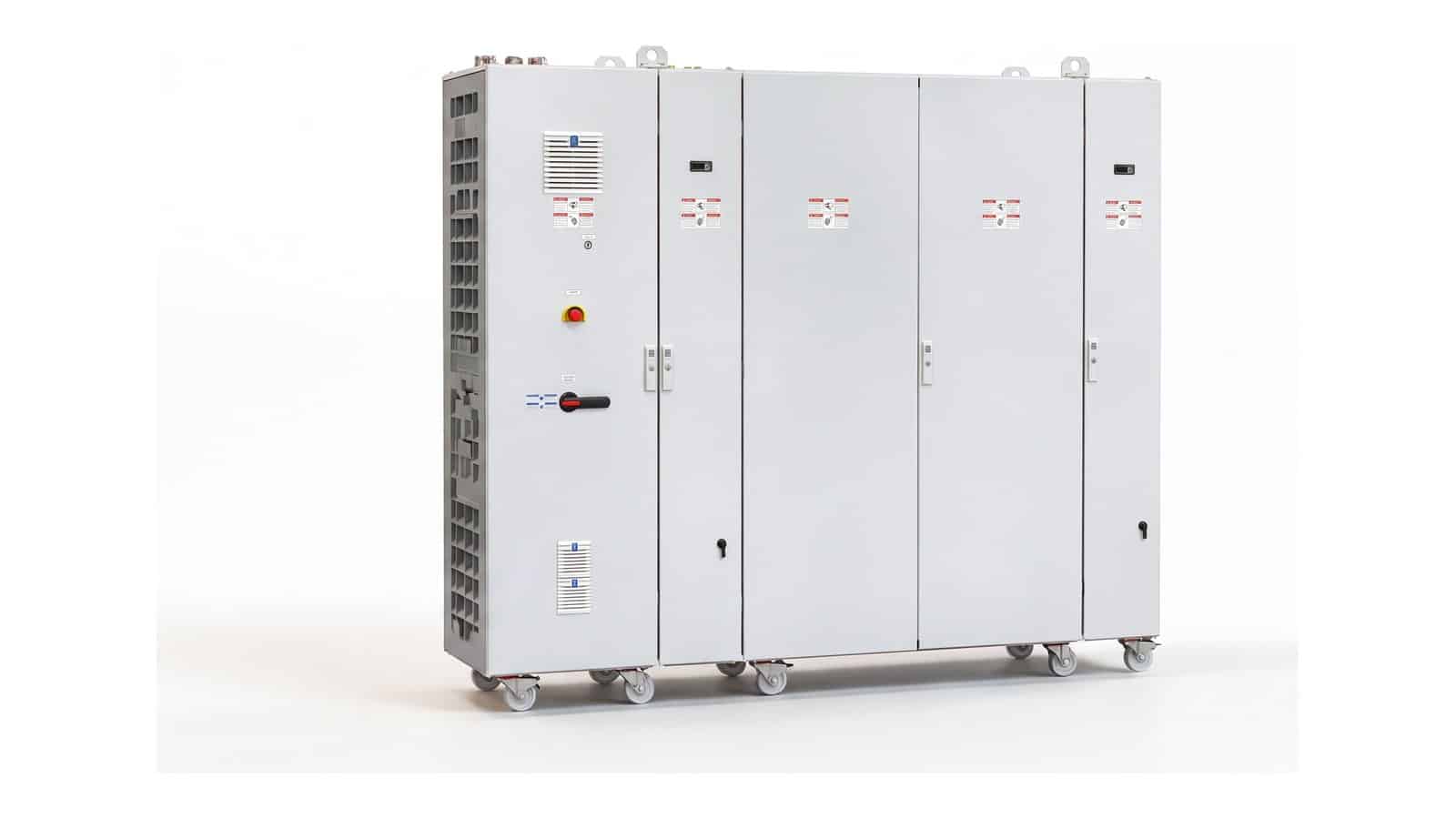 Kỹ sư vận hành SL1700A thông số điện áp và dòng điện khi thử pack pin lưu trữ năng lượng