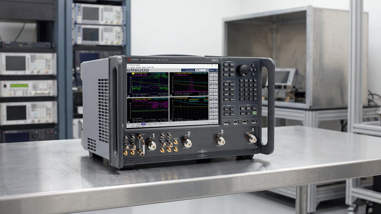 Máy phân tích mạng ENA-X Keysight E5081A tại khu kiểm tra sản xuất linh kiện RF 5G và vệ tinh, phía sau là tủ máy và buồng chắn