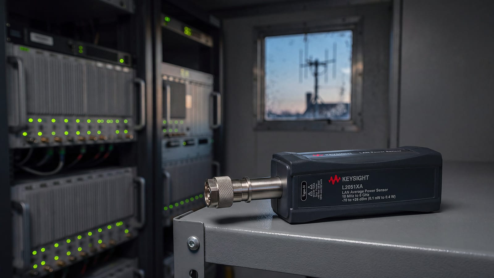 Keysight L2051XA trong phòng thiết bị trạm BTS, giám sát công suất RF từ xa qua cáp mạng PoE