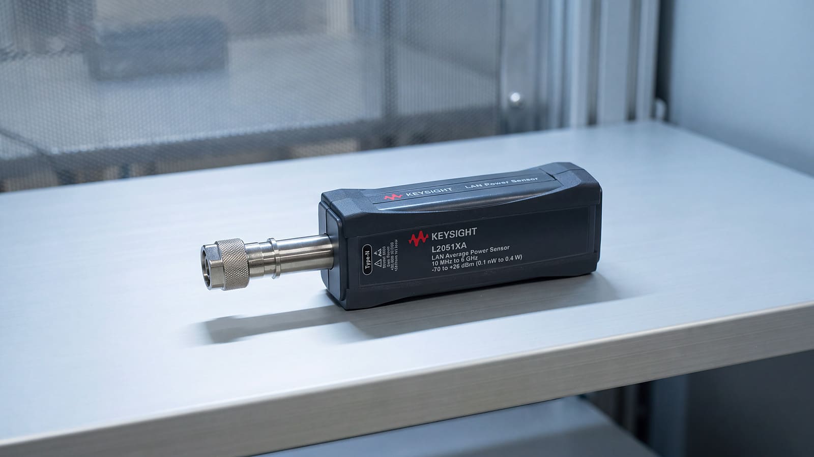 Cảm biến công suất LAN Keysight L2051XA đặt trên kệ trạm kiểm tra RF trong nhà máy điện tử